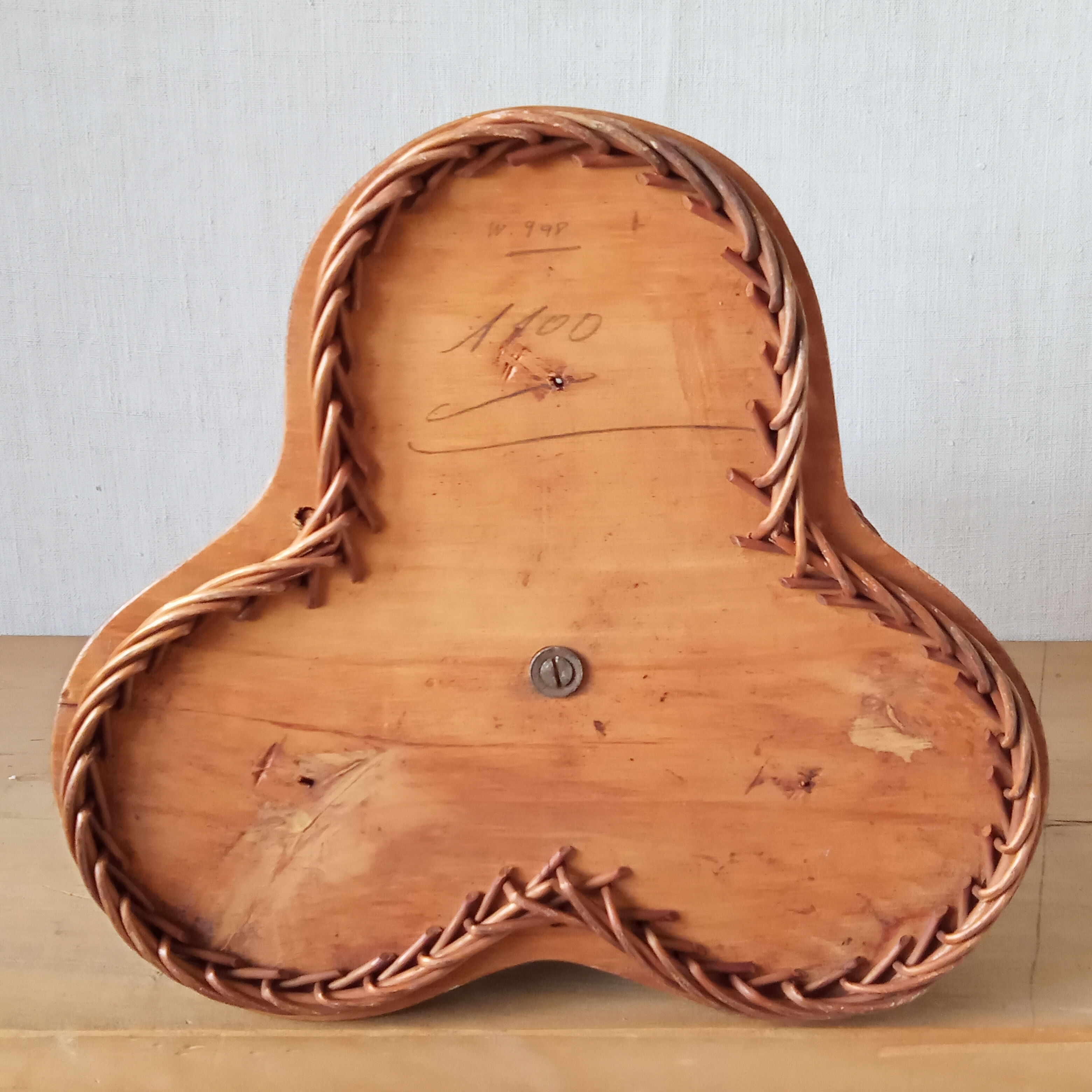 Wicker and scoubidou bottle holder