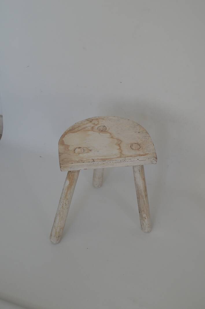 Half-moon tripod stool