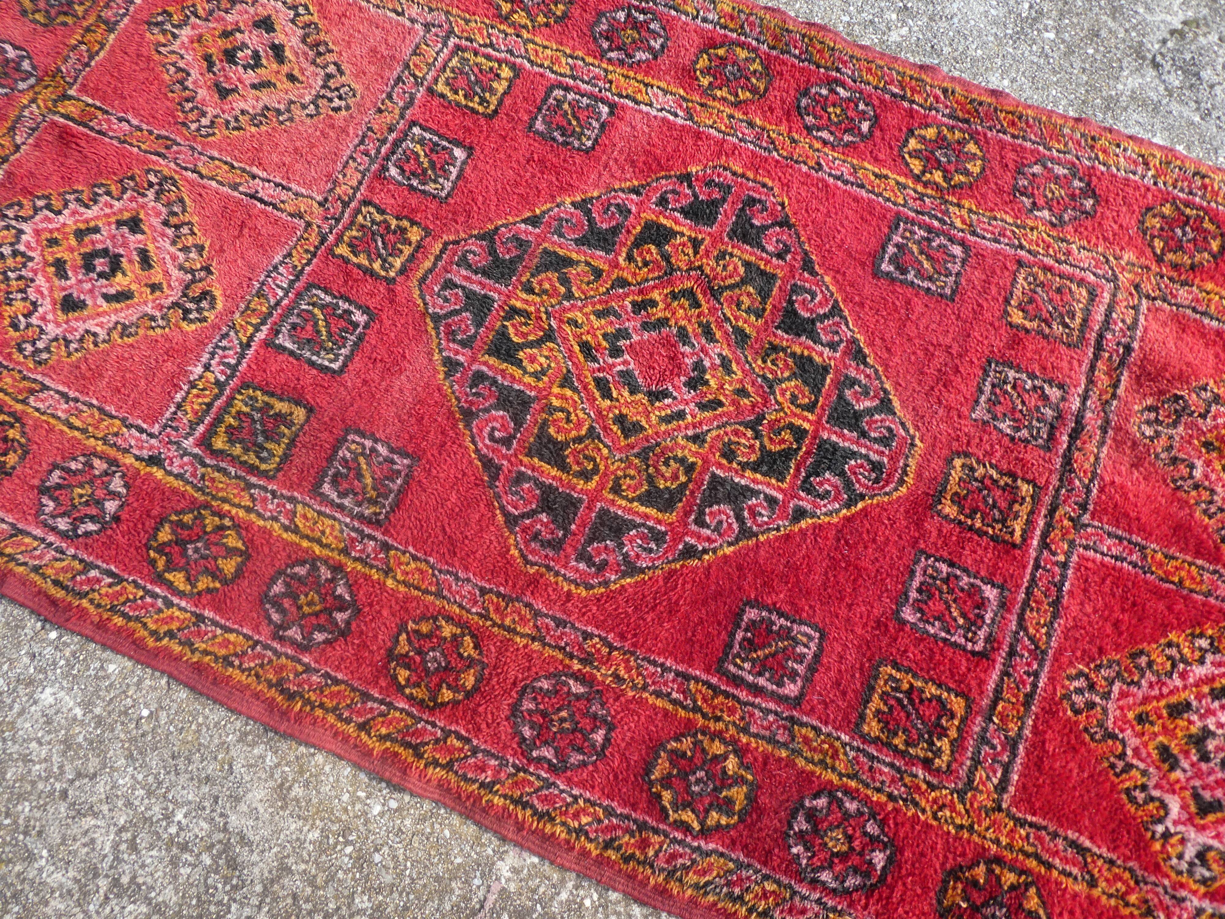 Tapis berbère marocain vintage Boujaad de Khenifra 250x120 cm