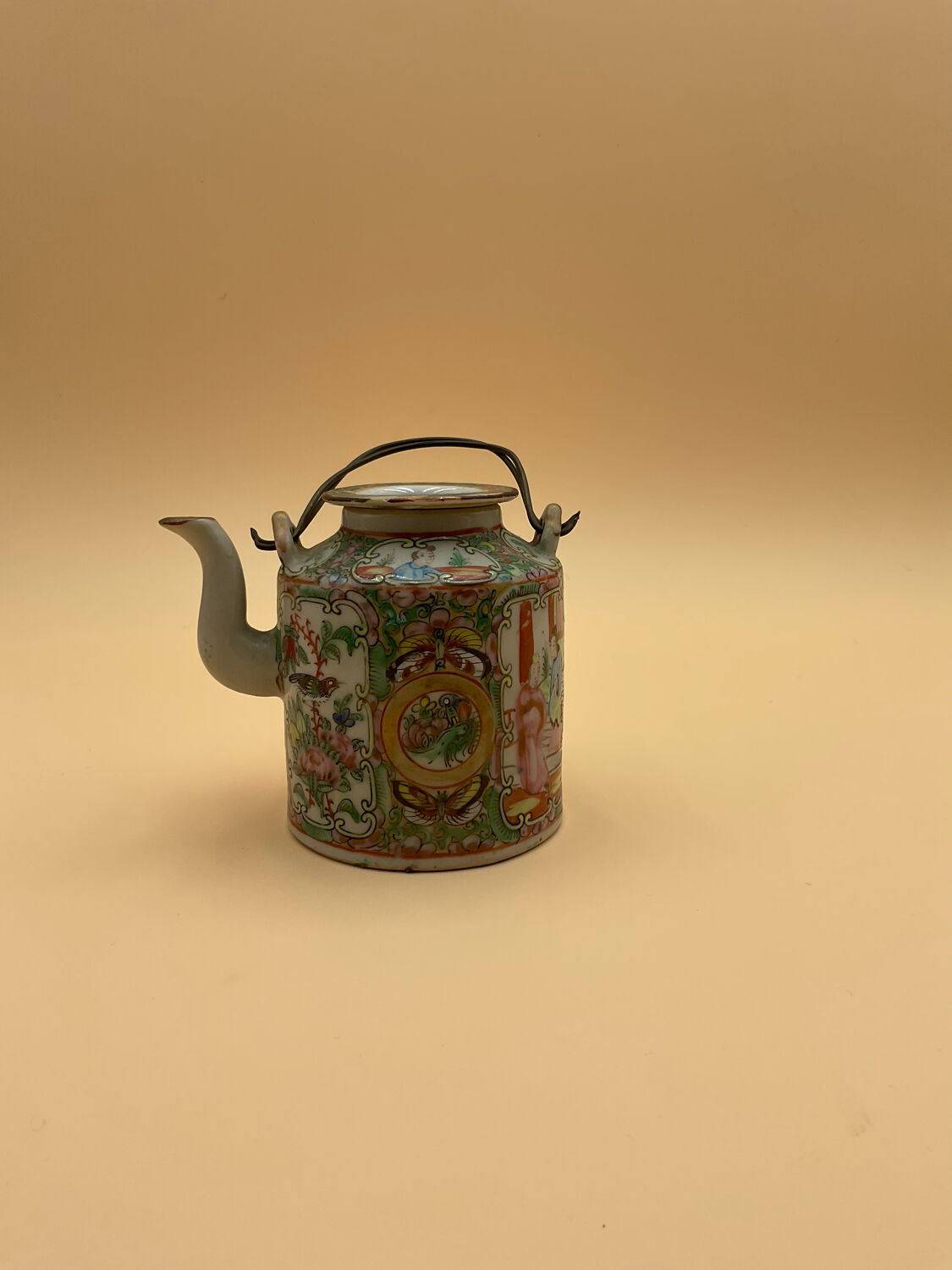 Porcelain teapot from China Canton XIX°
