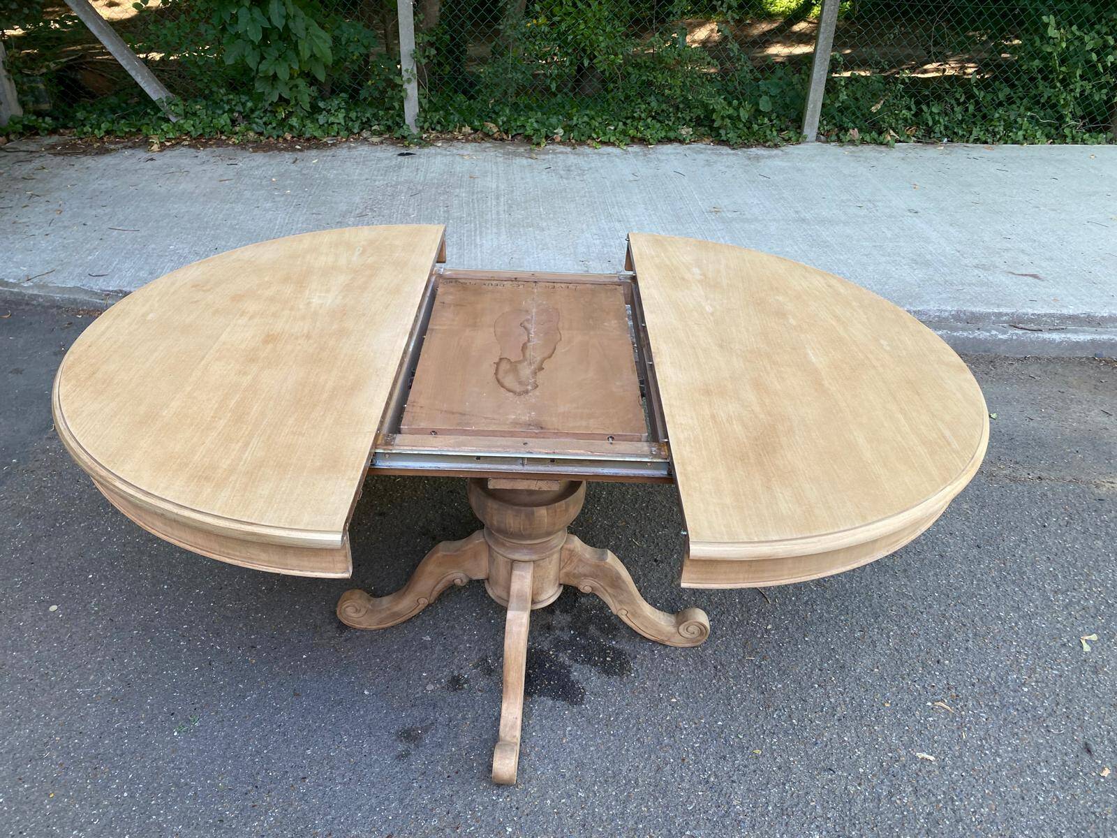 Extendable round dining table with central art deco leg, renovated in raw wood