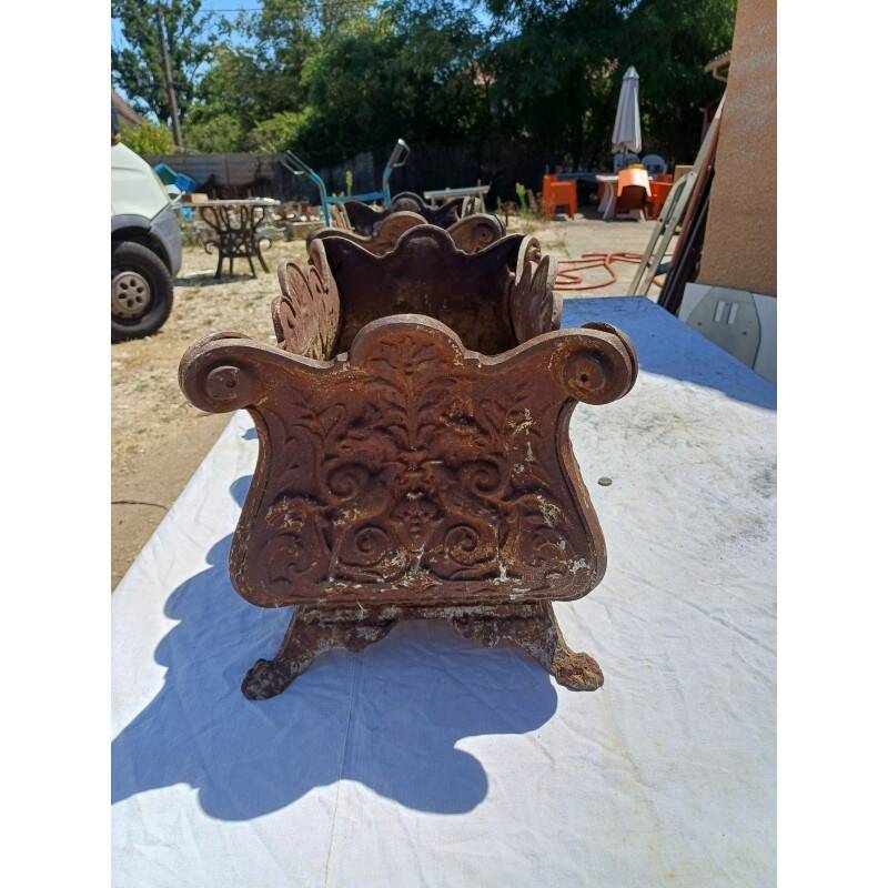 Pair of 1900 cast iron planters from Charleville-Mézières in rococo style