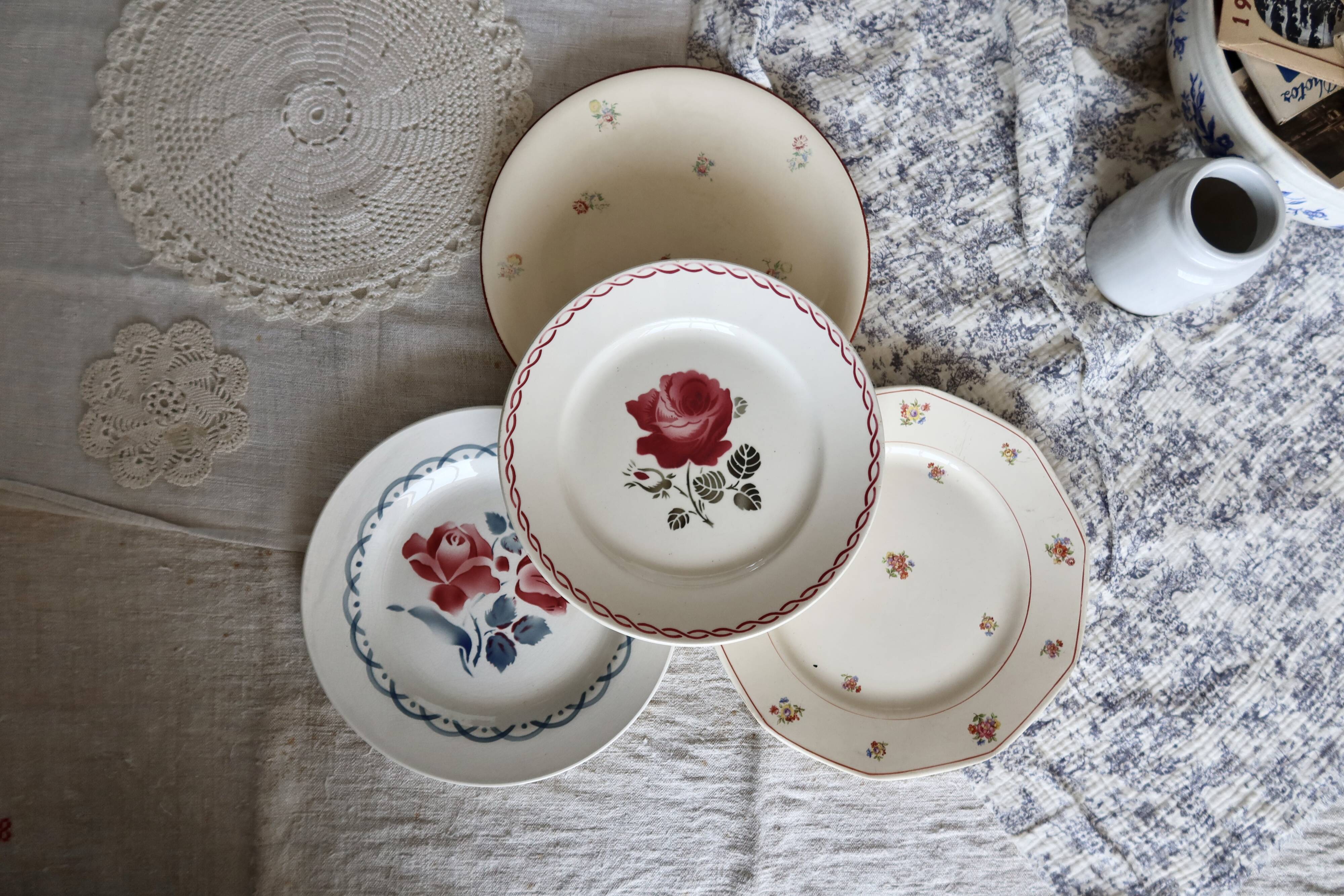 4 mismatched vintage flat plates with floral pattern - Lot Rosa