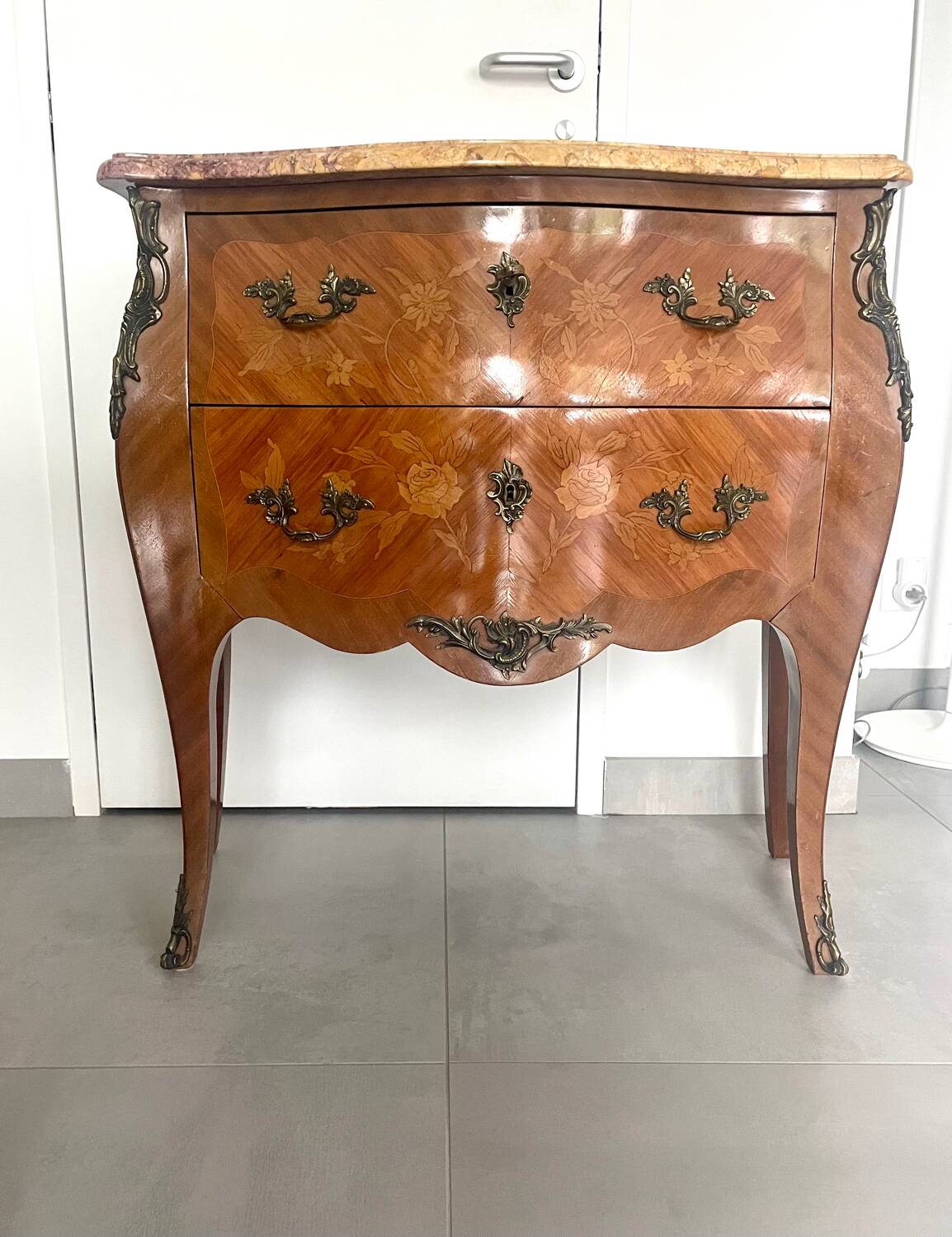 Pair of antique Louis XV chests of drawers in very good condition