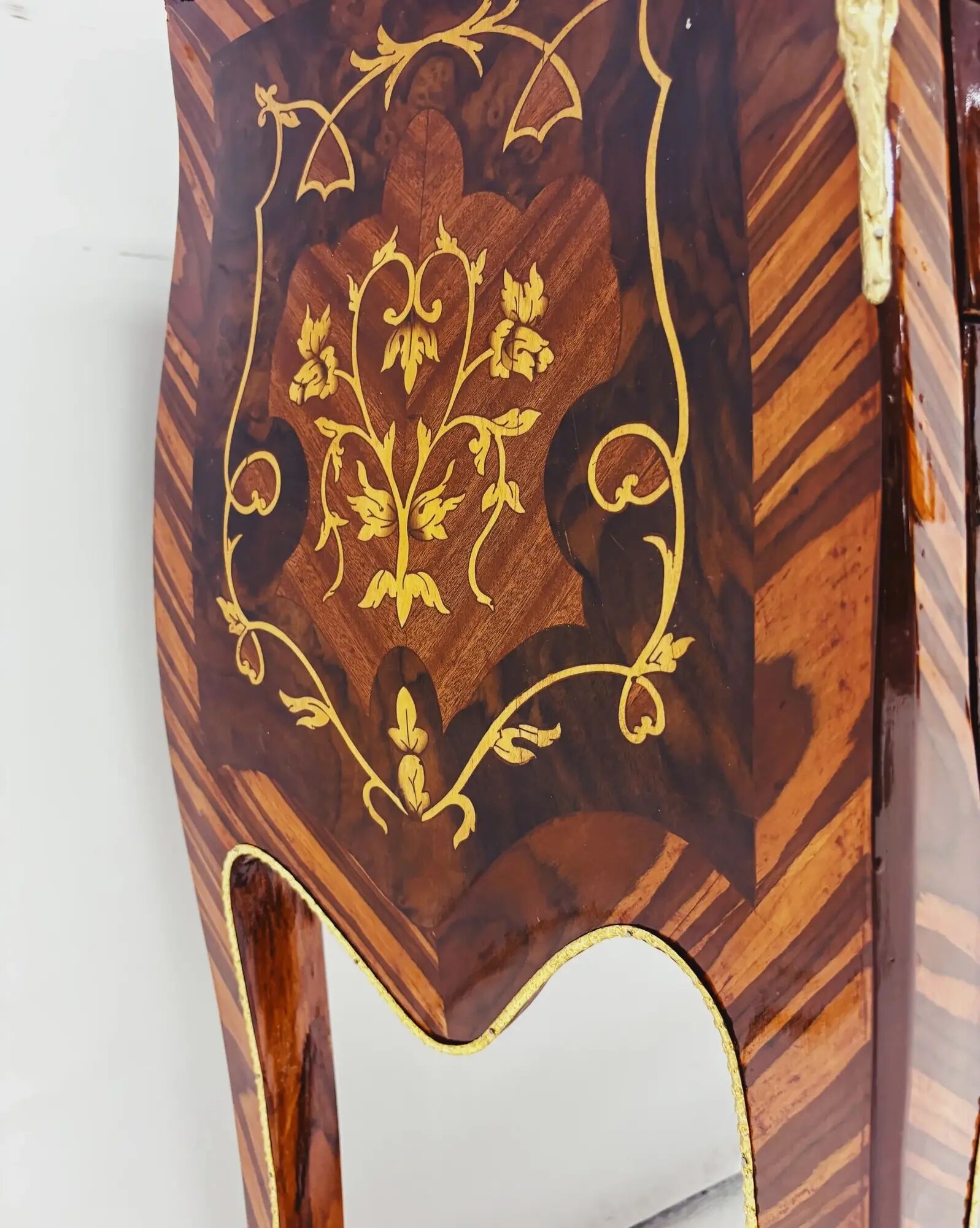 Marquetry chest of drawers with inlay in Louis XV style