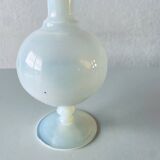 Vase ancien en opaline blanche