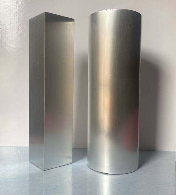 Deux soliflores vintage en aluminium brossé