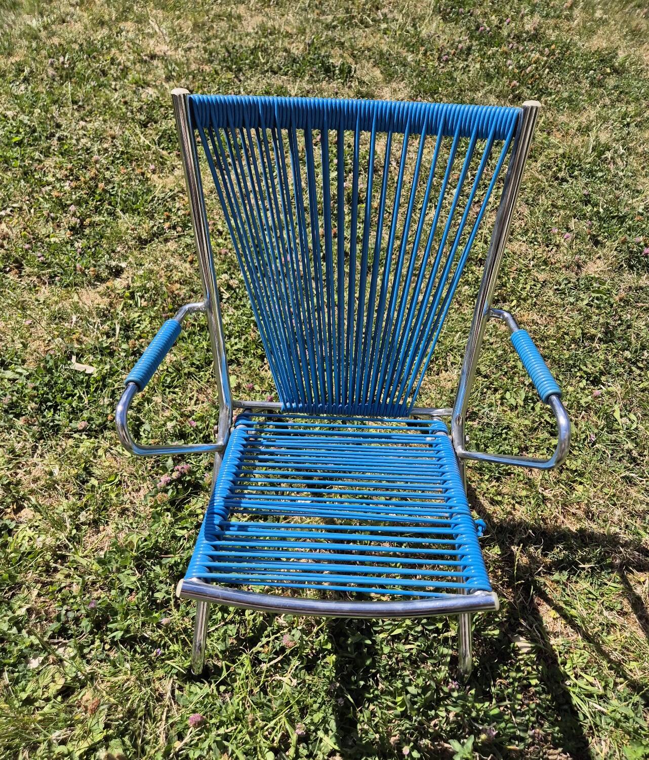 Vintage children's scoubidou chair with chrome metal frame and blue seat