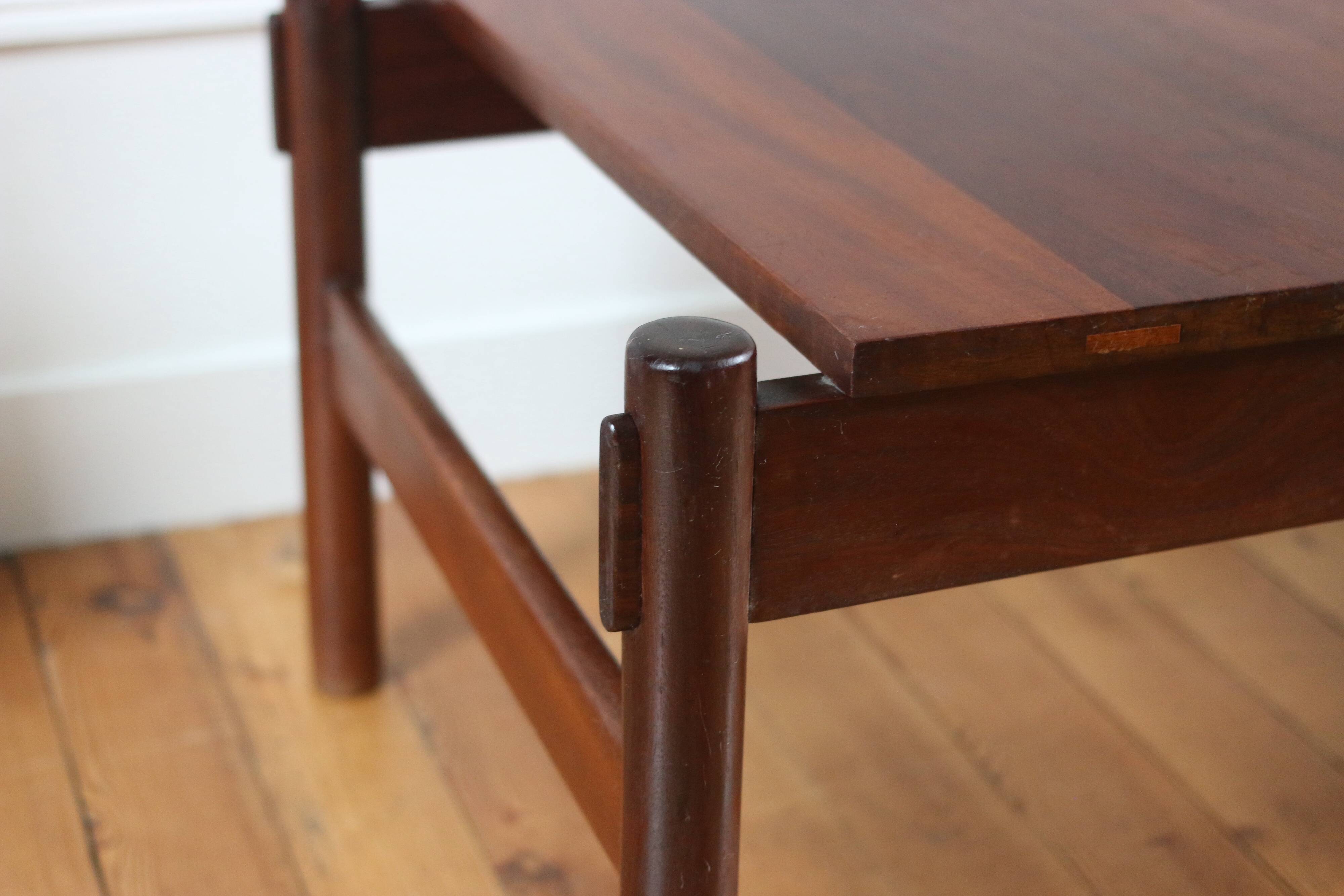Table basse vintage palissandre et cuir Dujo Cuba 1970