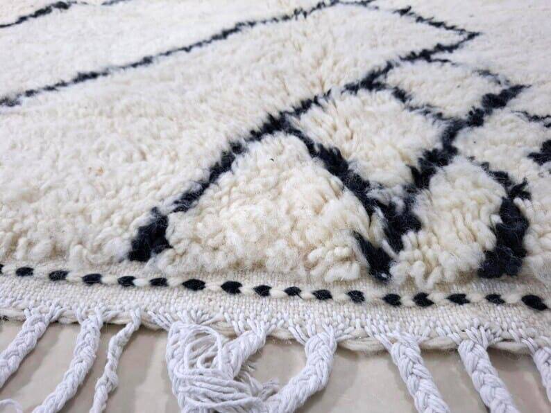 Handmade Moroccan rug from Oued Zam, size 160 x 240 cm.