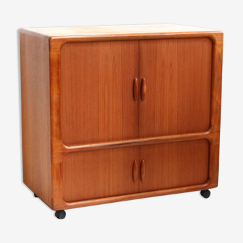 Buffet vintage design danois meuble de télévision par Dyrlund fabriqué dans les années 1960