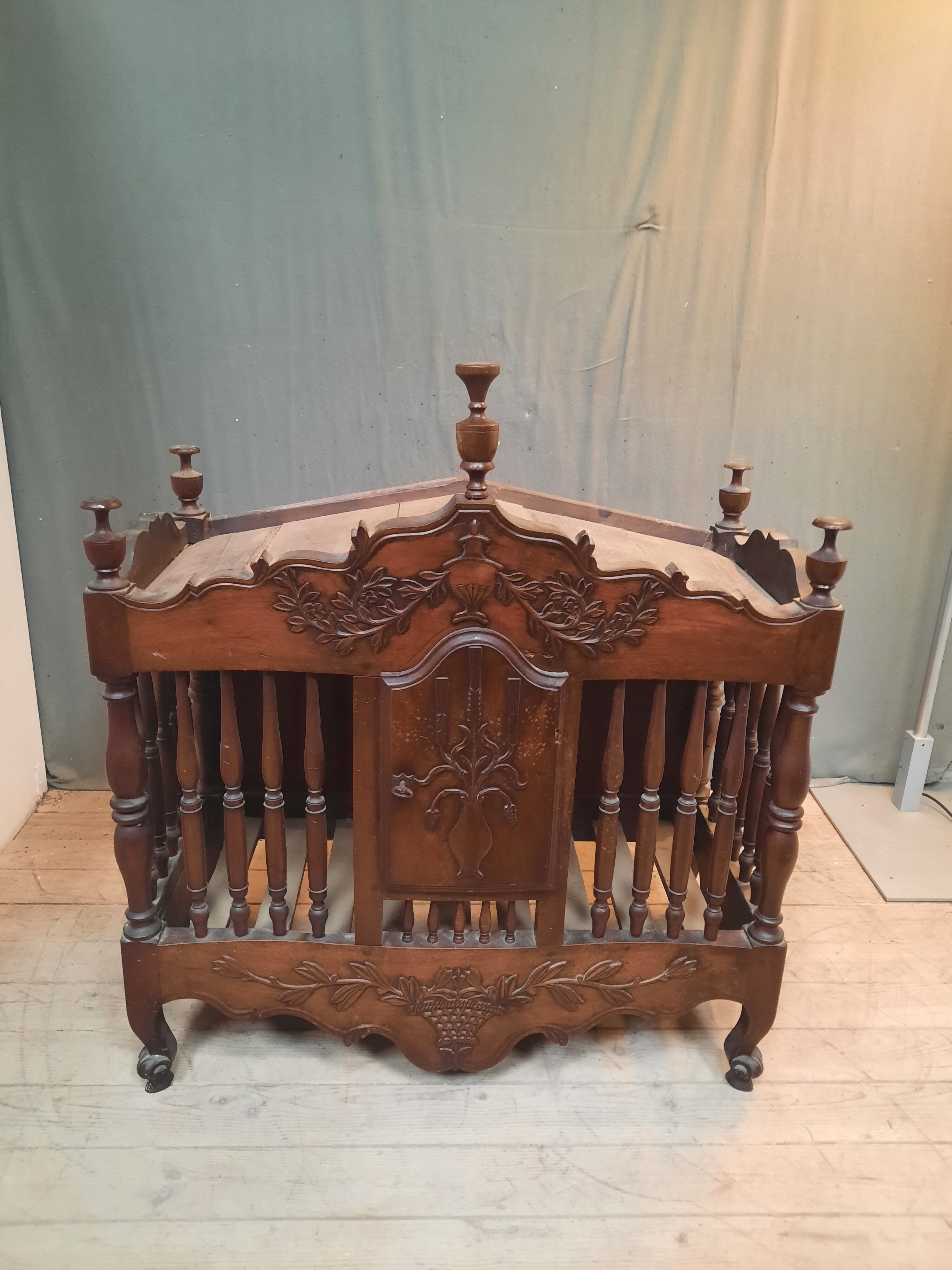 Provençal walnut pannier