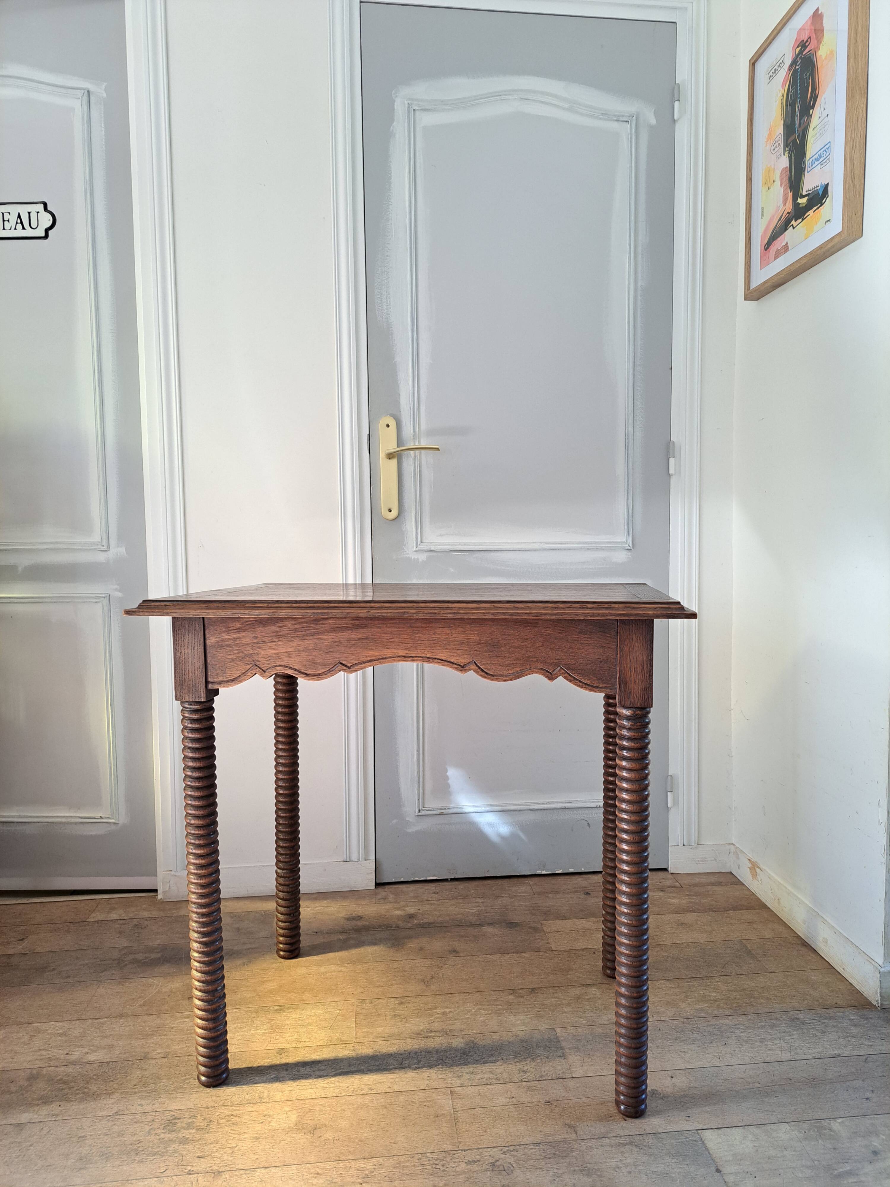 Desk with turned legs