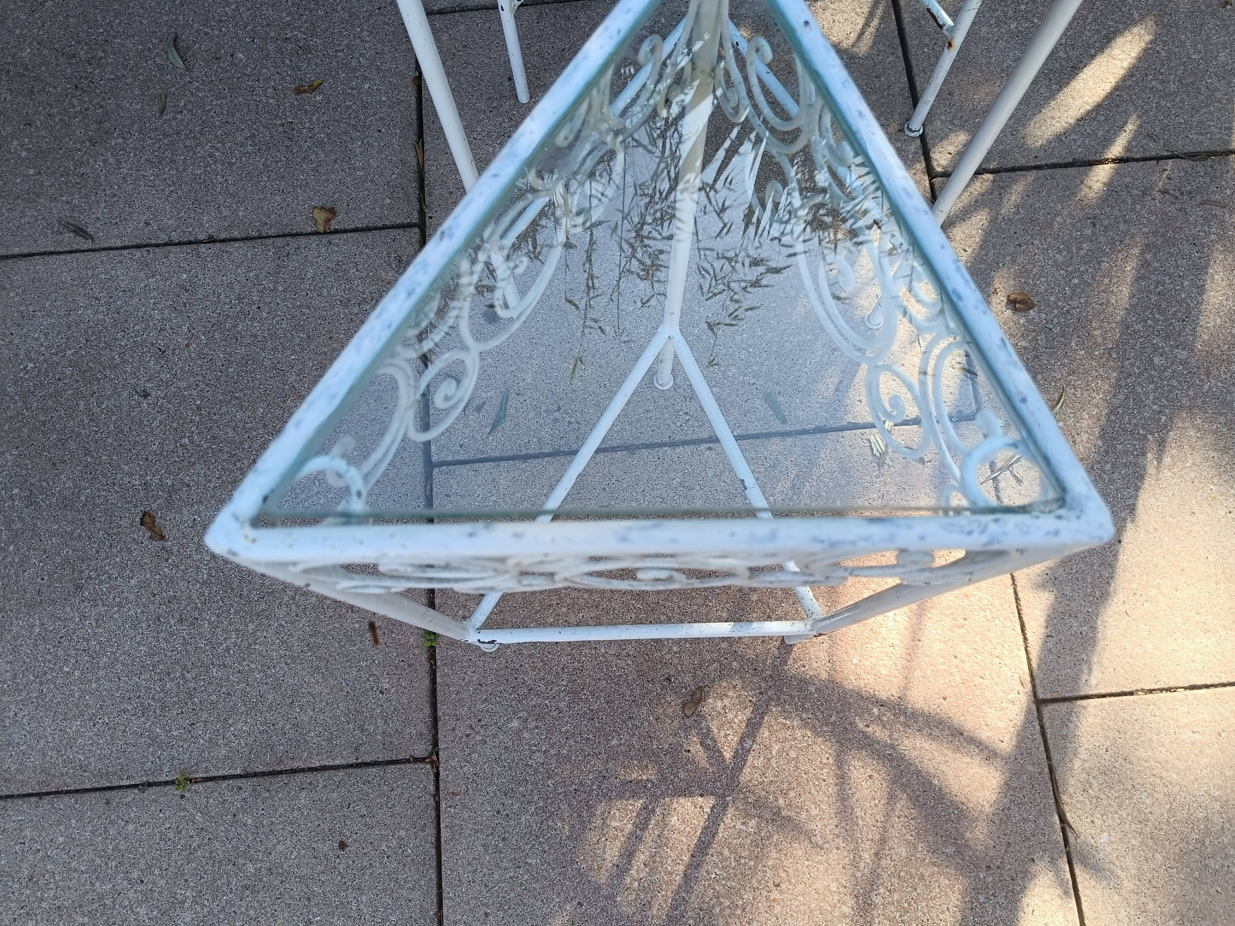 3 nesting tables in white wrought iron. Beveled glass.