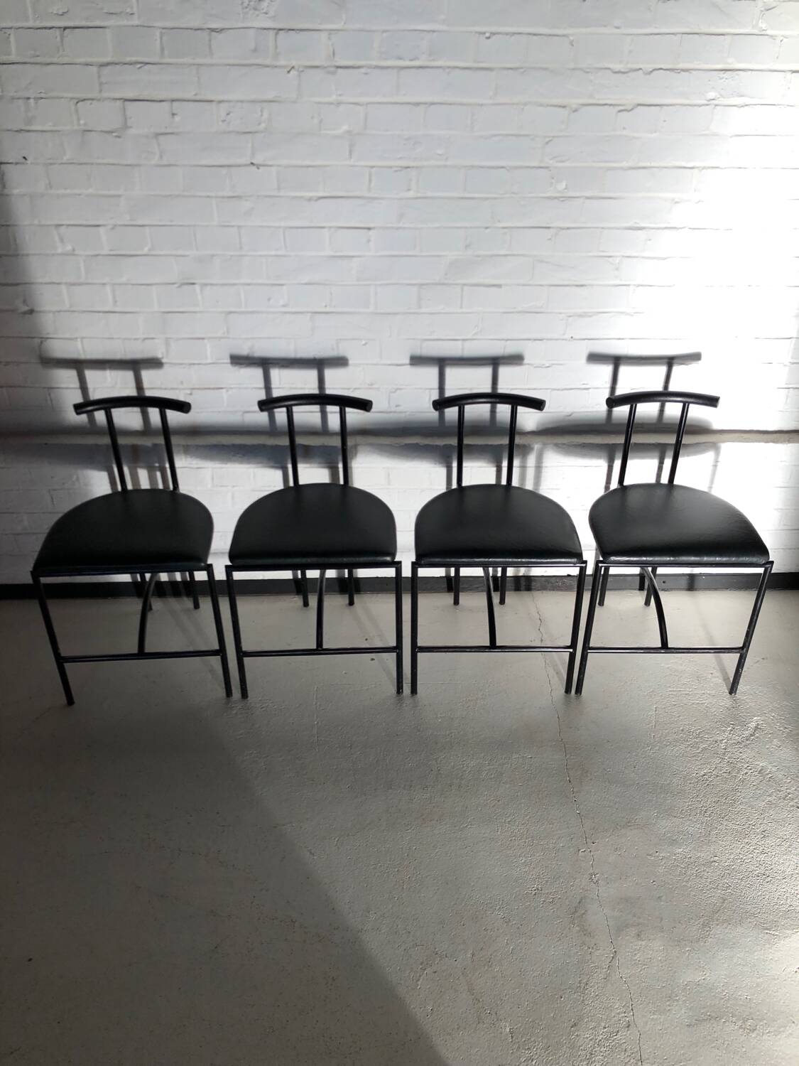 4 chaises Tokyo , design Rodney Kinsman 1985