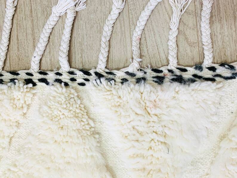 Handmade Moroccan rug in natural wool 250cm x 150cm