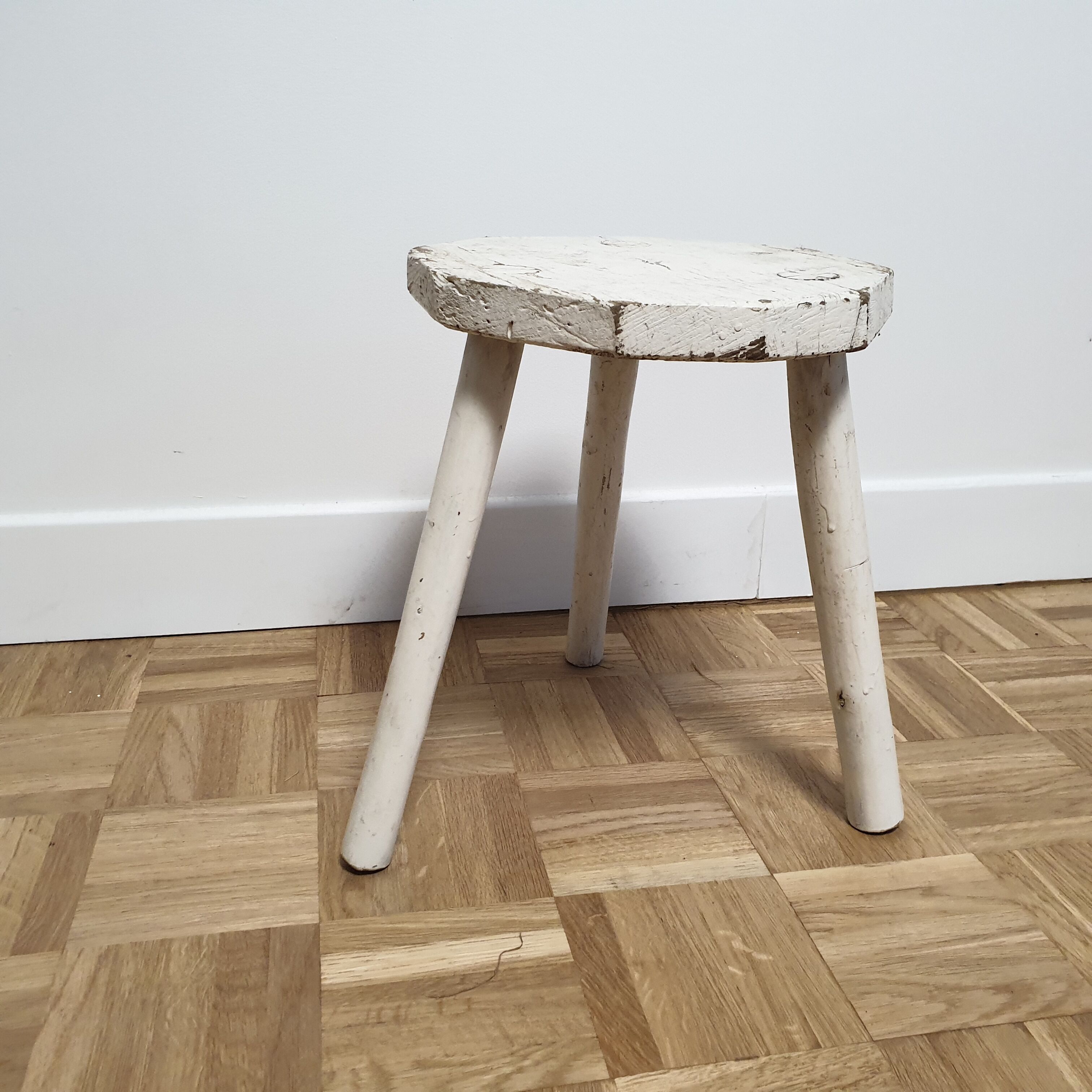 Tabouret tripode en bois peint en blanc
