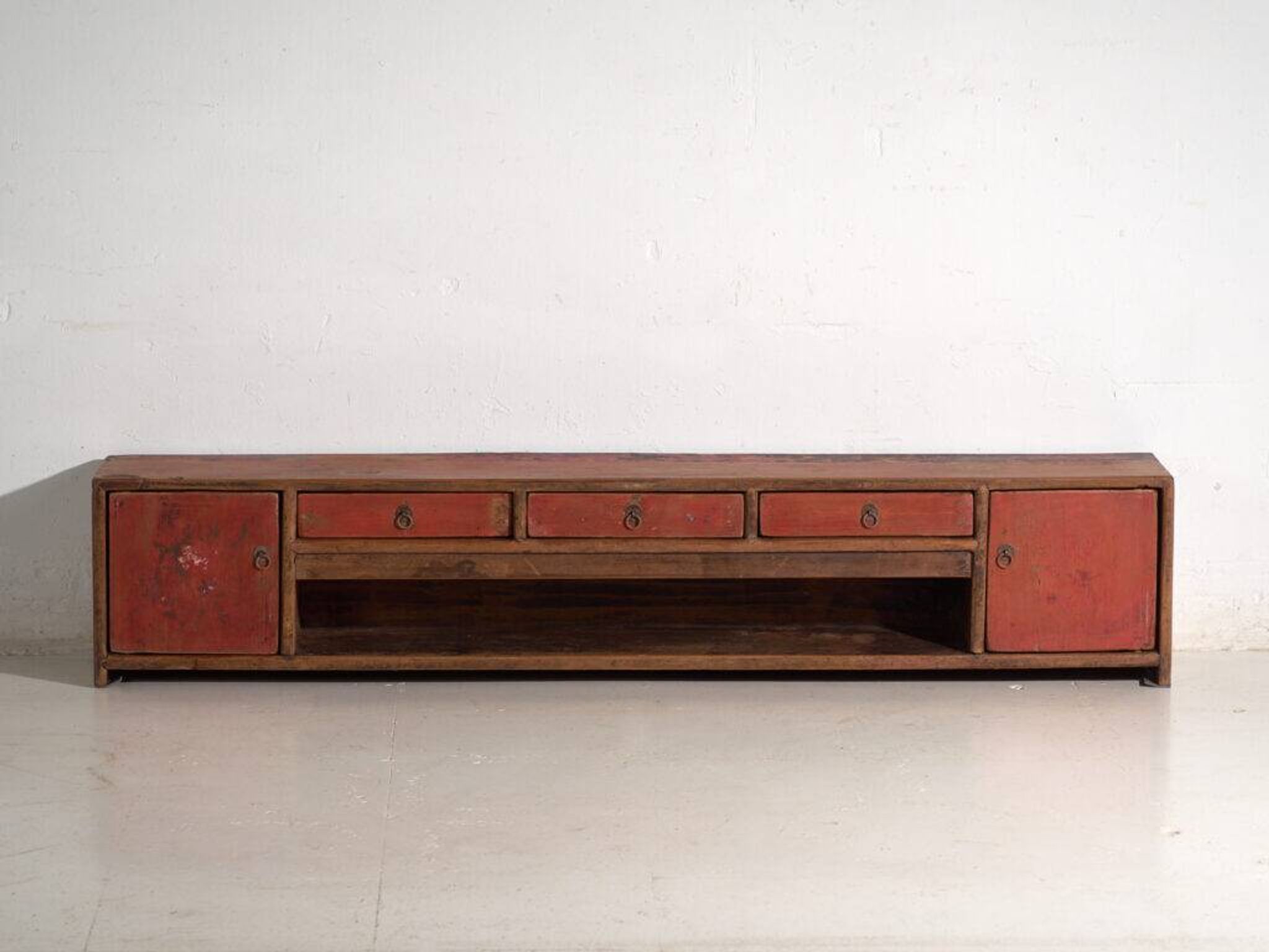 Meuble bas ancien laqué rouge en orme – Chine, vers 1900