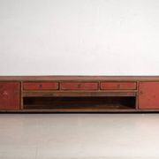 Meuble bas ancien laqué rouge en orme – Chine, vers 1900