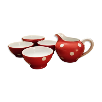 Ensemble de 4 bols rouges à pois et pichet à lait assorti