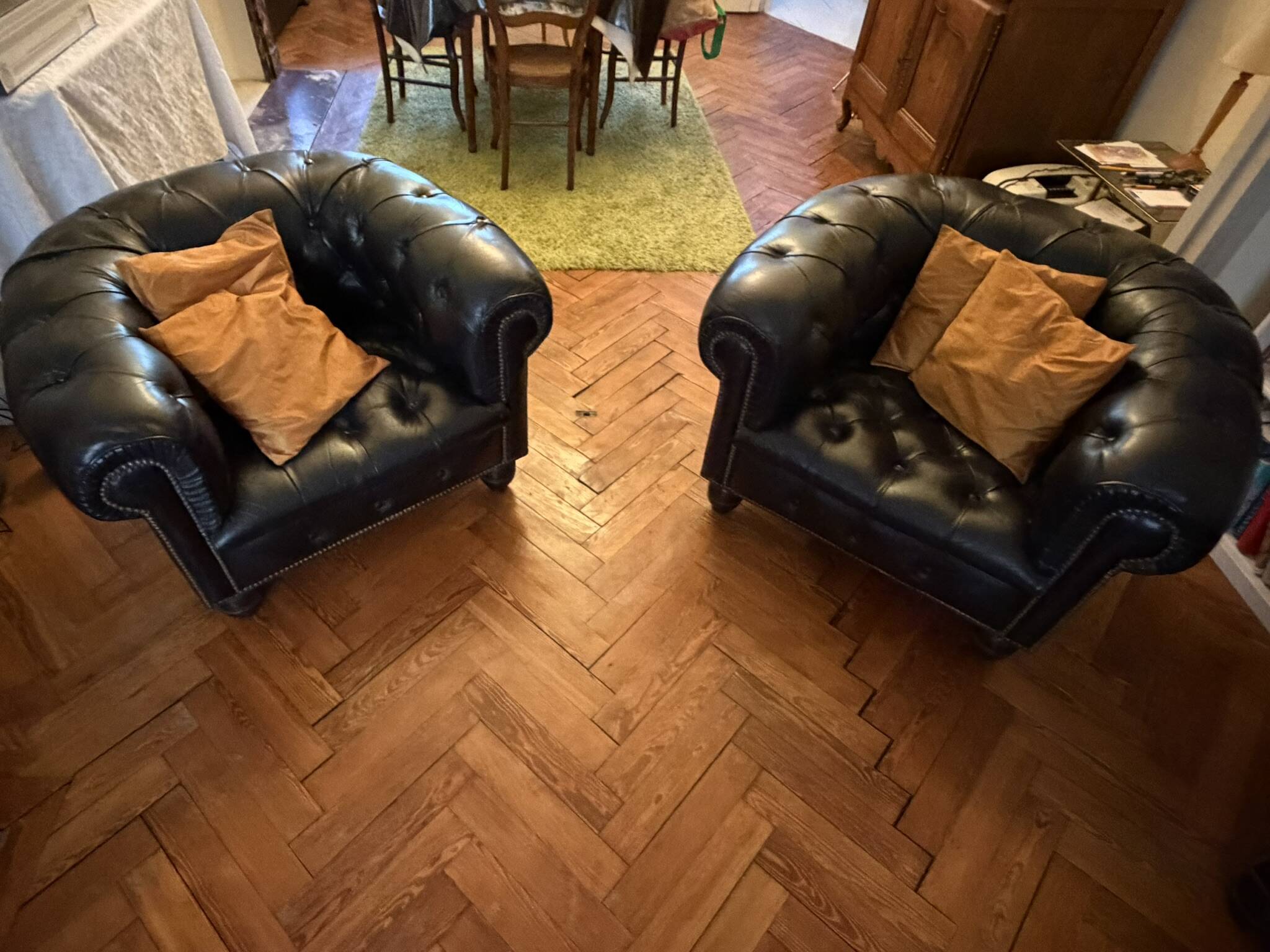 Canapé Chesterfield cuir noir + paire de fauteuils