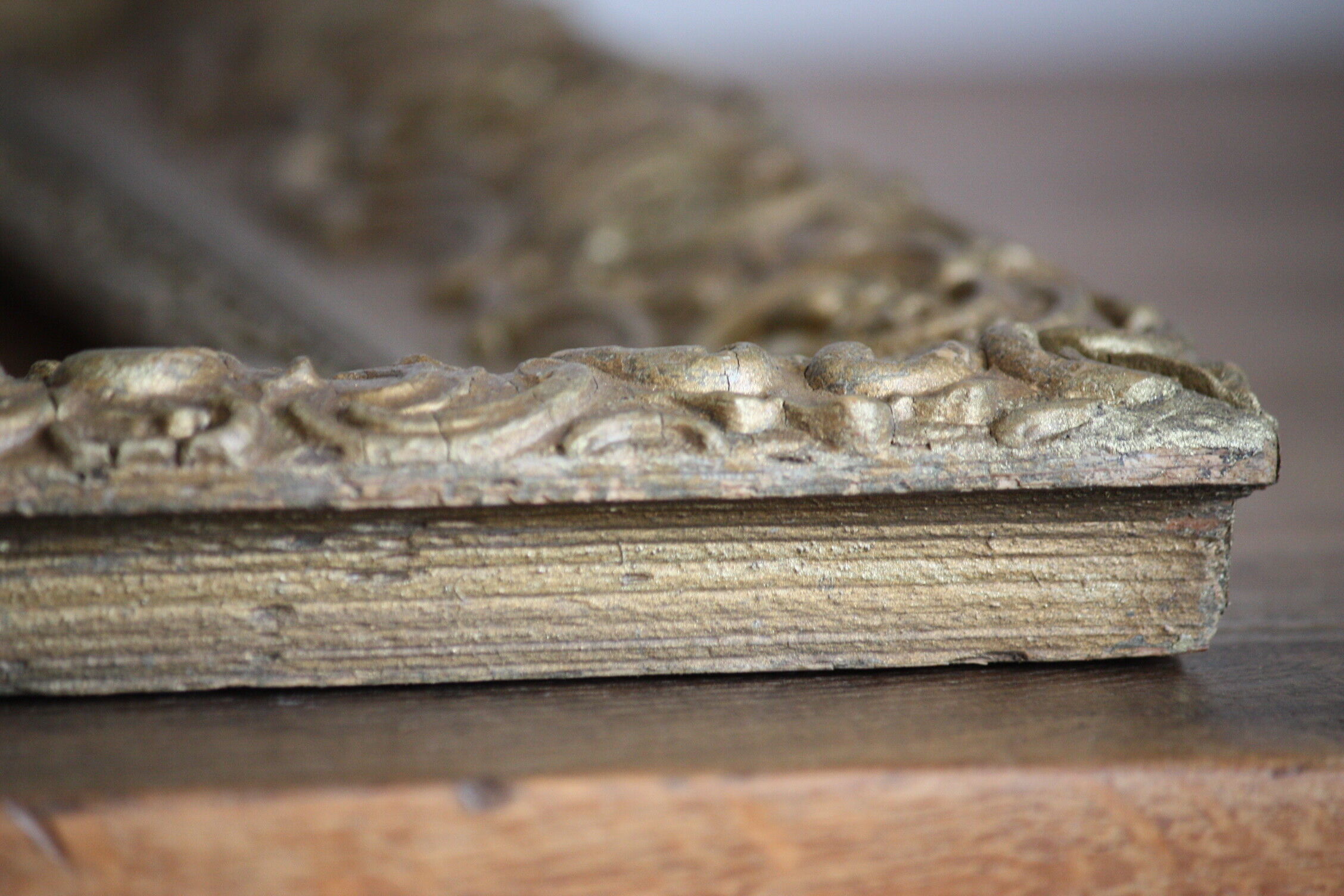 Gilded wooden and stucco frame