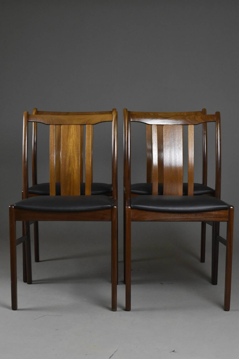 Ensemble de 4 chaises danoises en massif d'afomosia, années 60