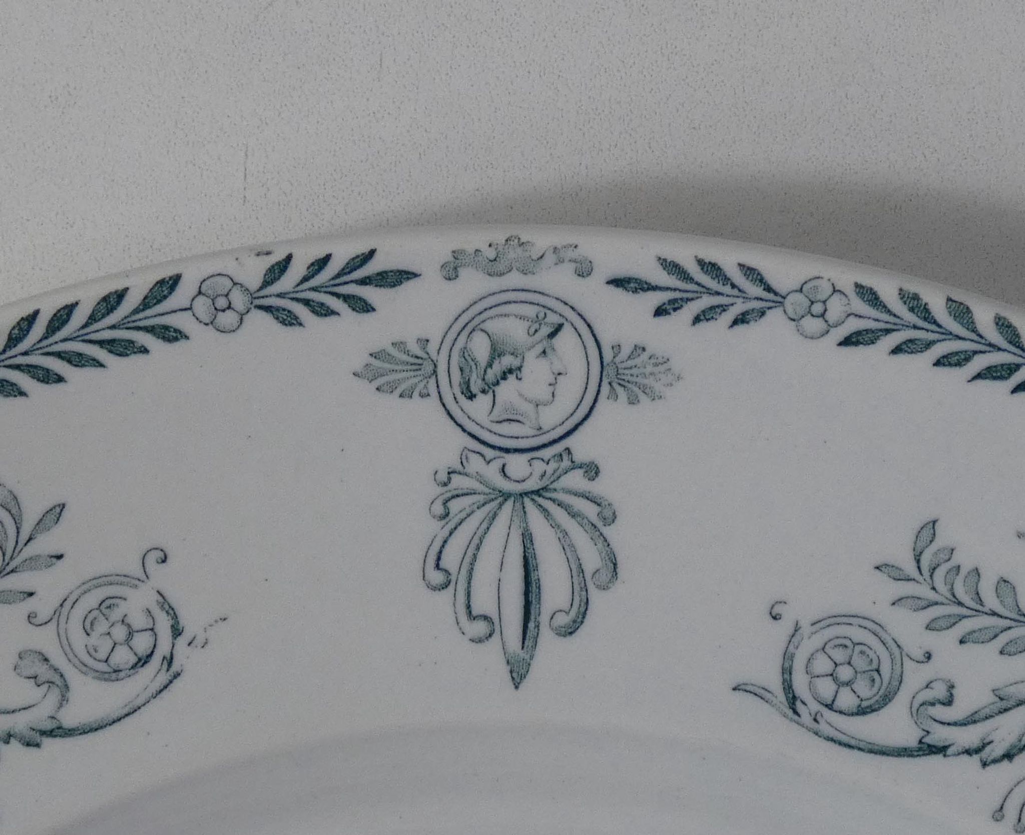 Dish or cake compiegne, terre de fer