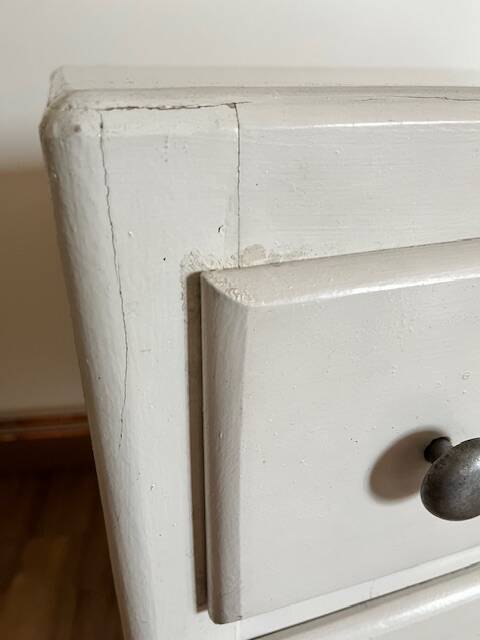 White chest of drawers