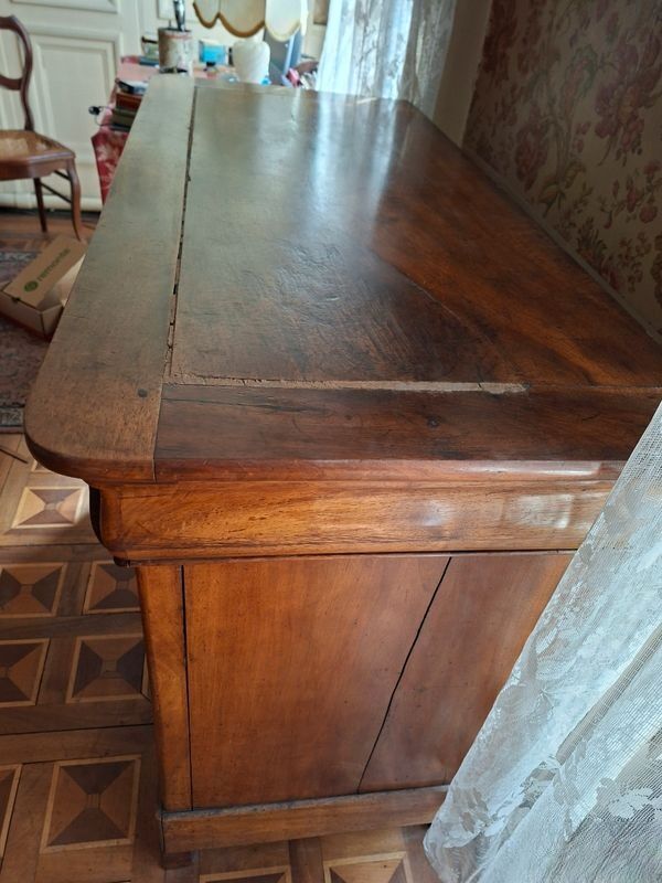 Walnut chest of drawers