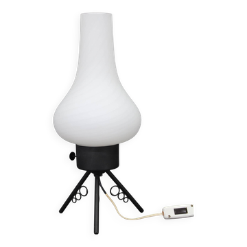 Lampe de table tchèque des années 1960, style milieu du siècle, avec abat-jour en verre sculptural et trépied en métal