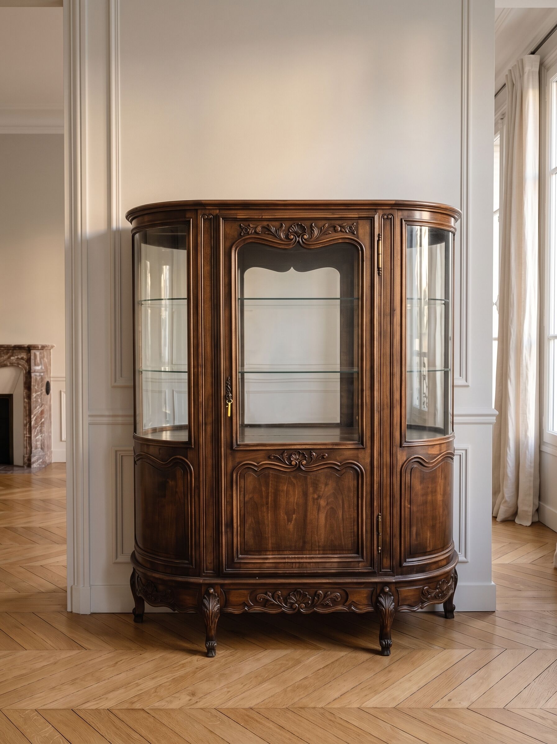 Buffet vitrine galbé style Louis XV