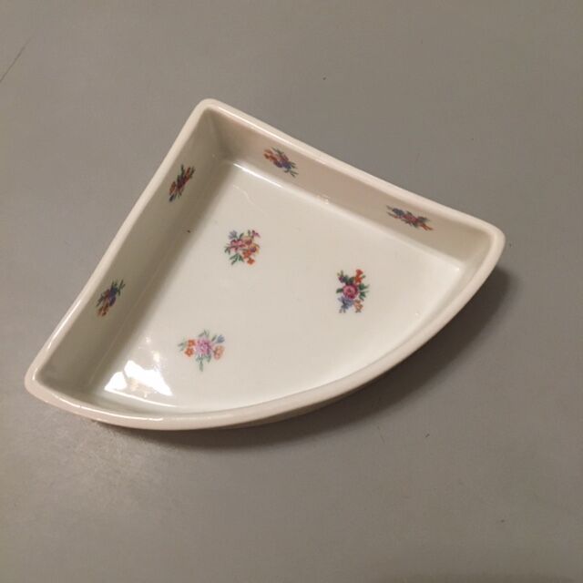 Triangular aperitif cups