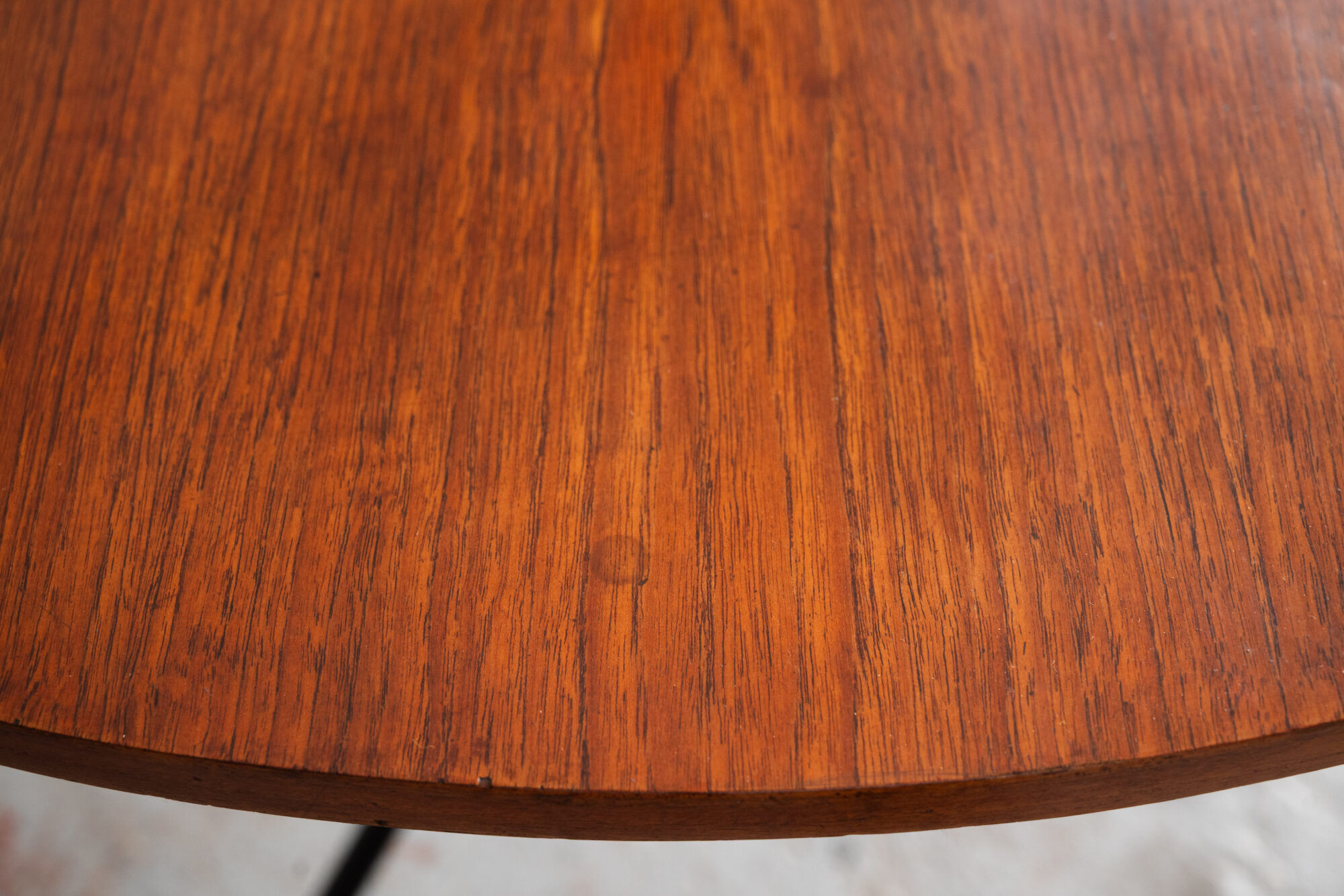 Table ronde élévatrice par Jürg Bally