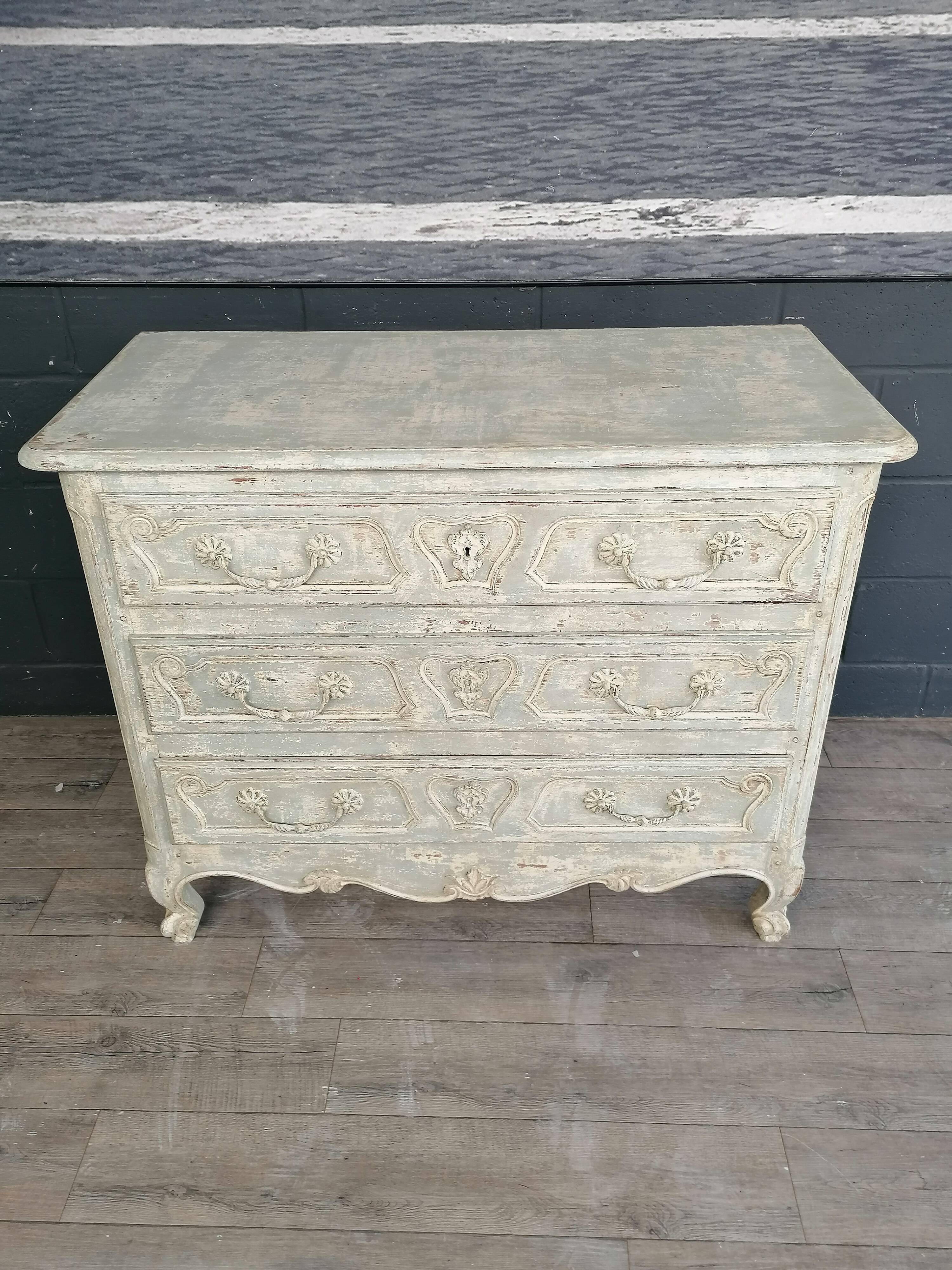 Commode de style Louis xv patiné