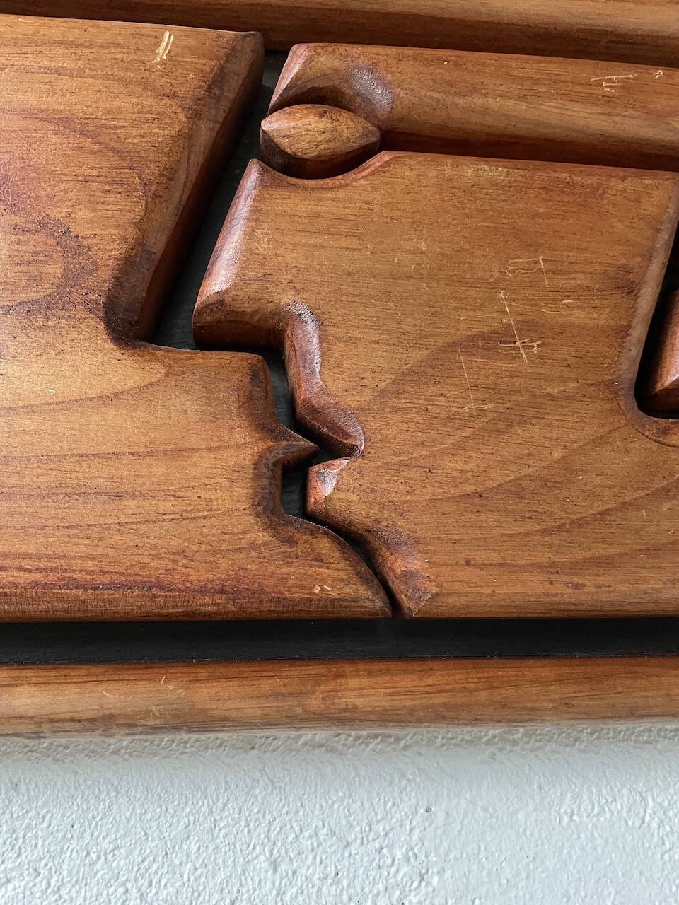 Bas relief cadre bois motifs visages