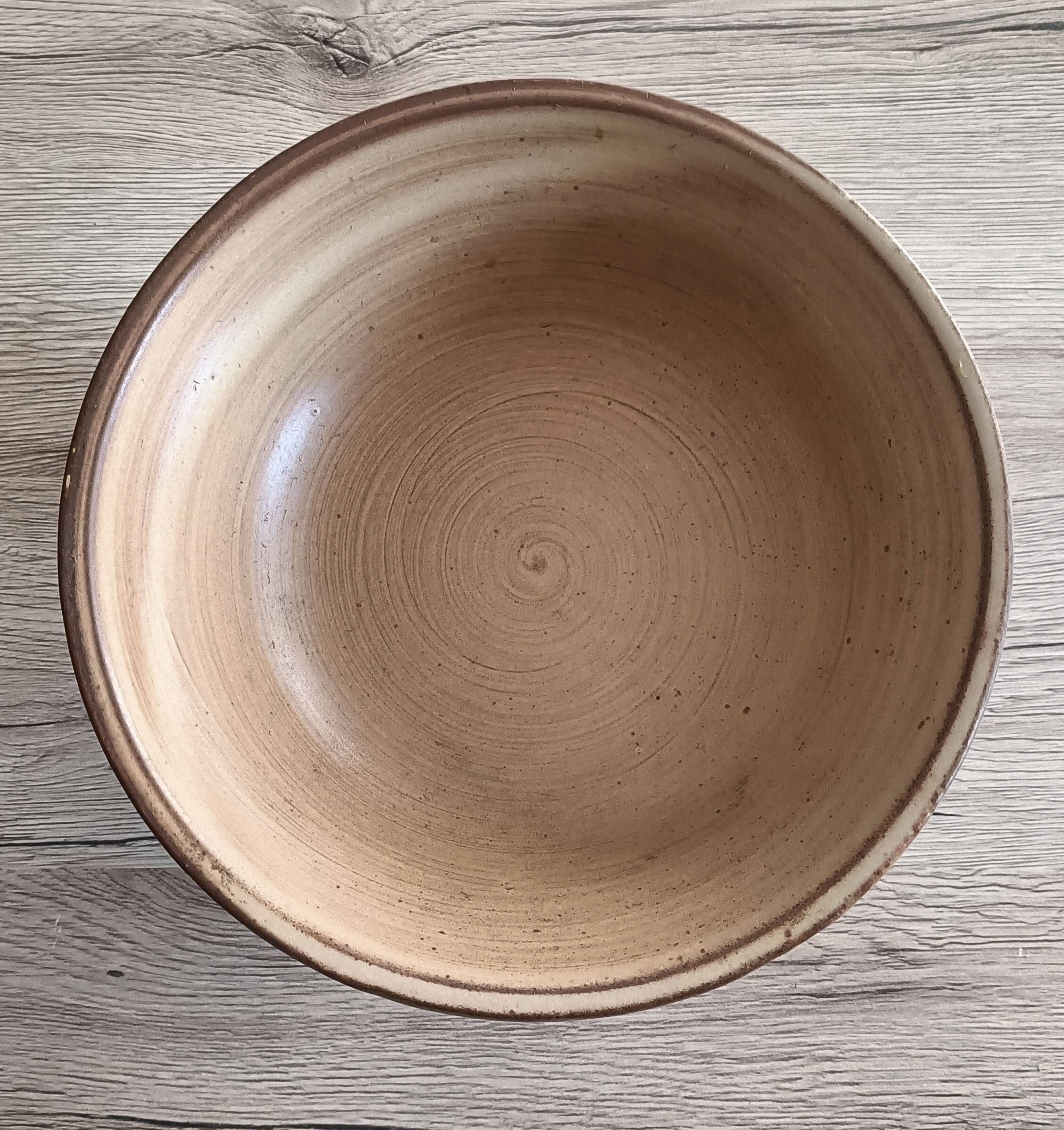 Compotier or fruit bowl on round terracotta base