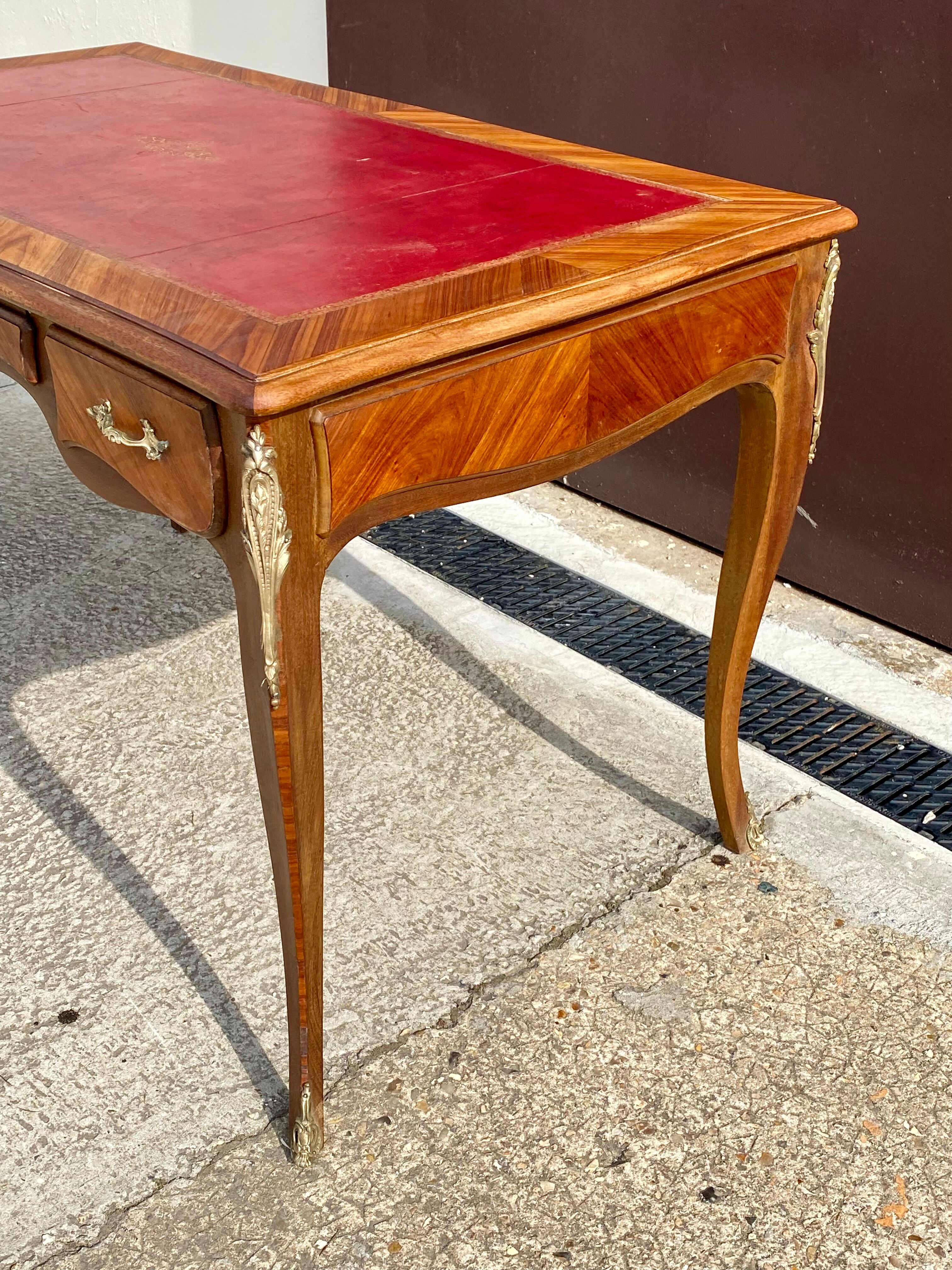 Bureau en marqueterie  bois de rose style Louis XV