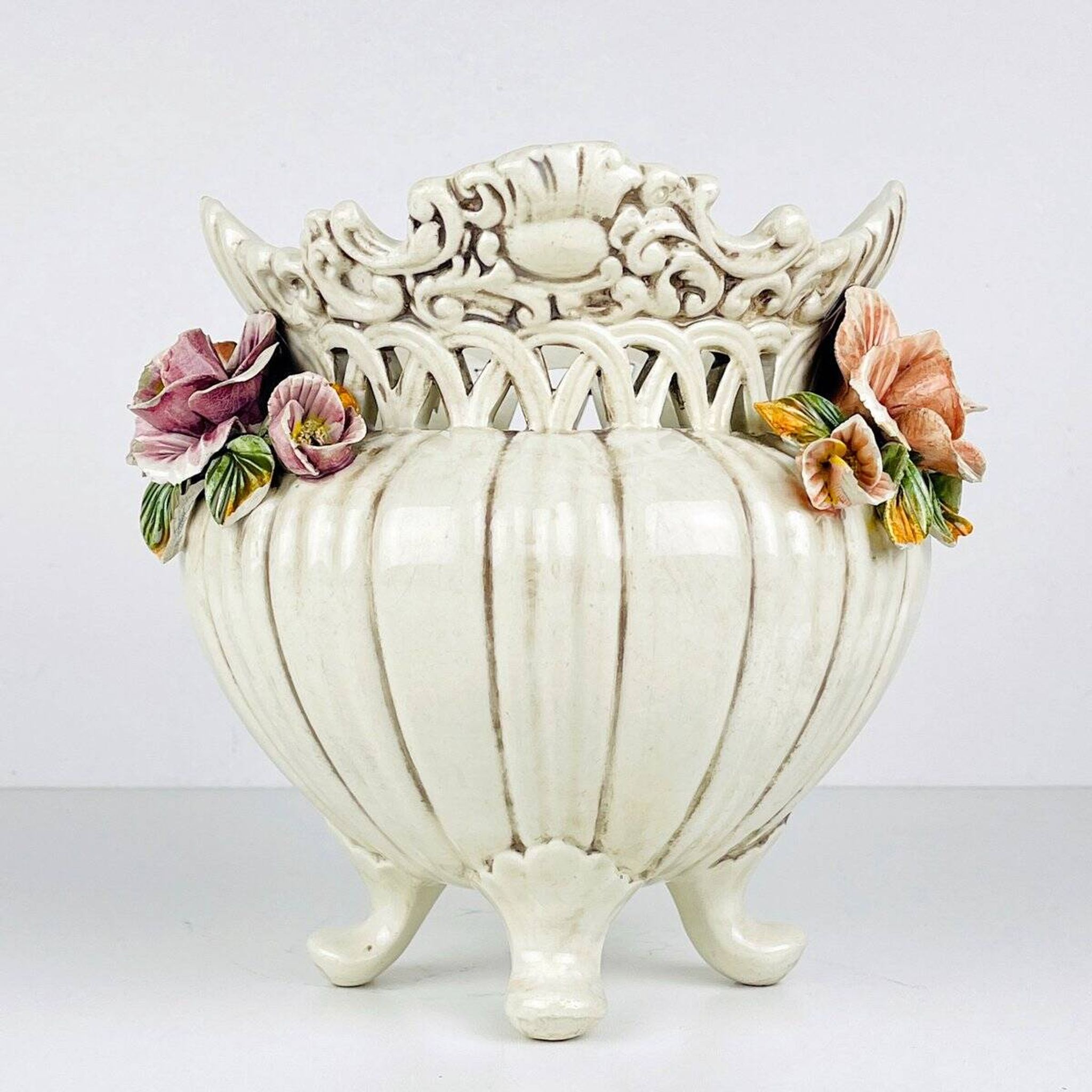 Vase en céramique avec fleurs, Italie, années 1950