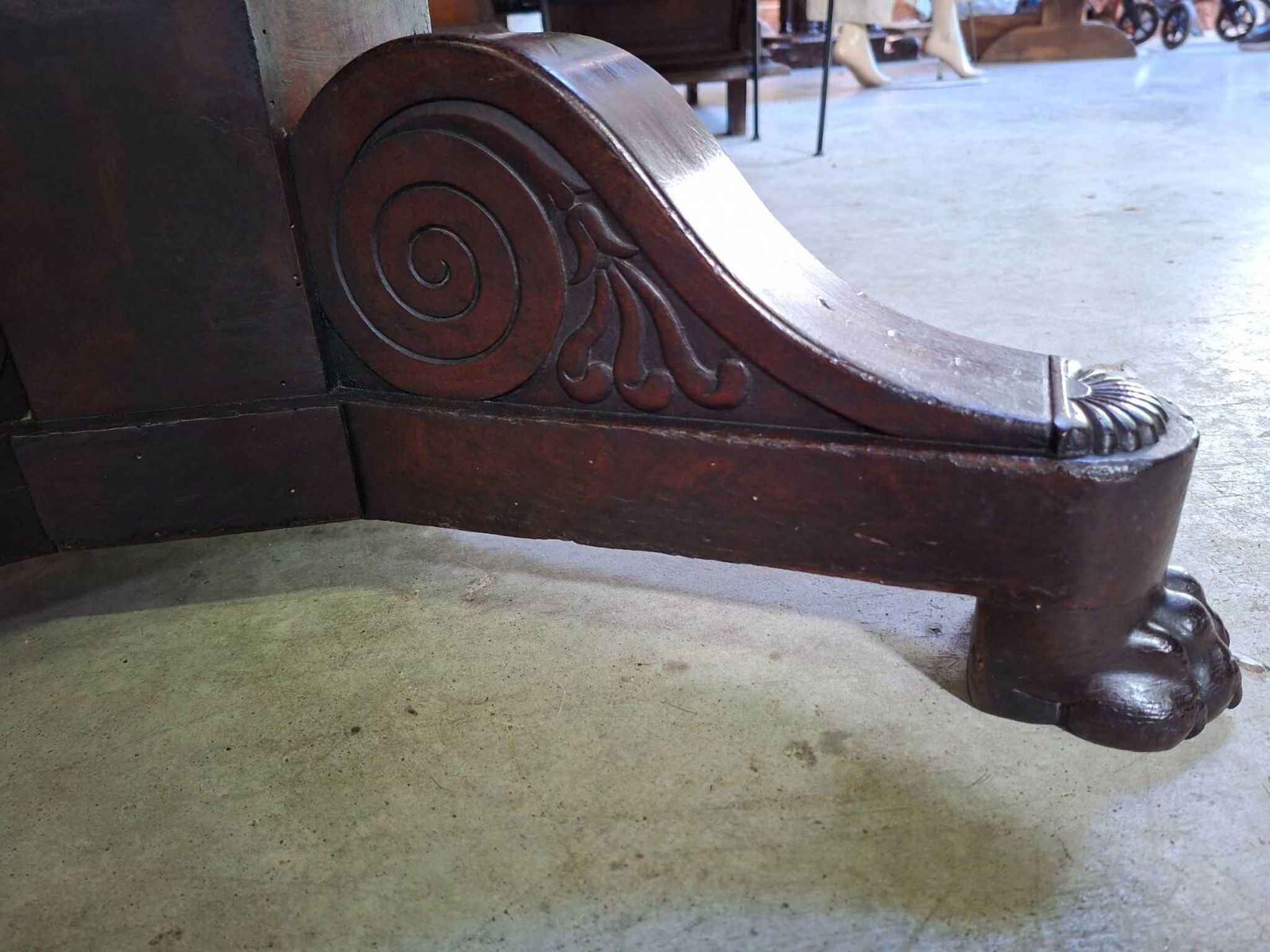 Round mahogany gueridon with a marble top – Empire Restoration period