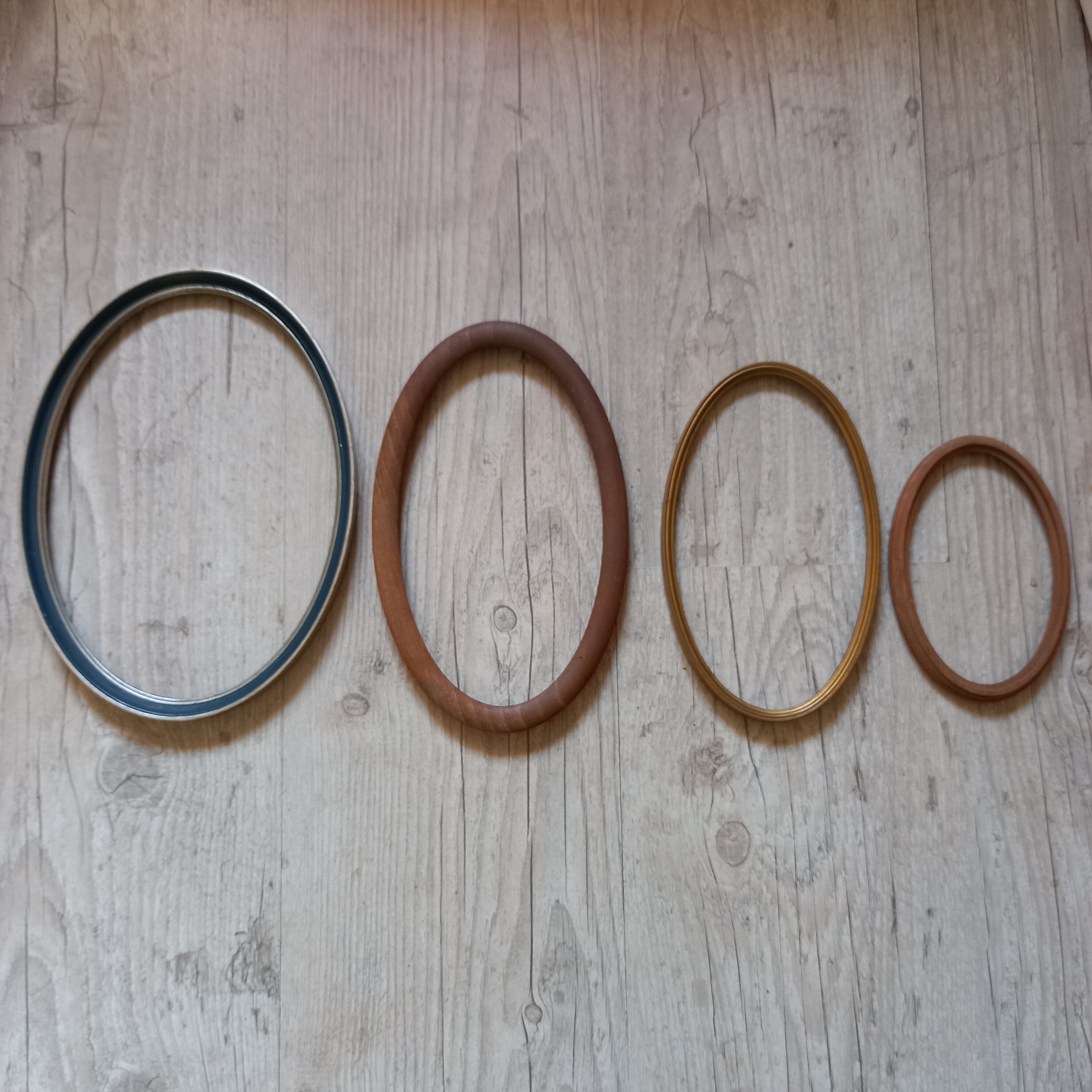 Set of 4 oval frames