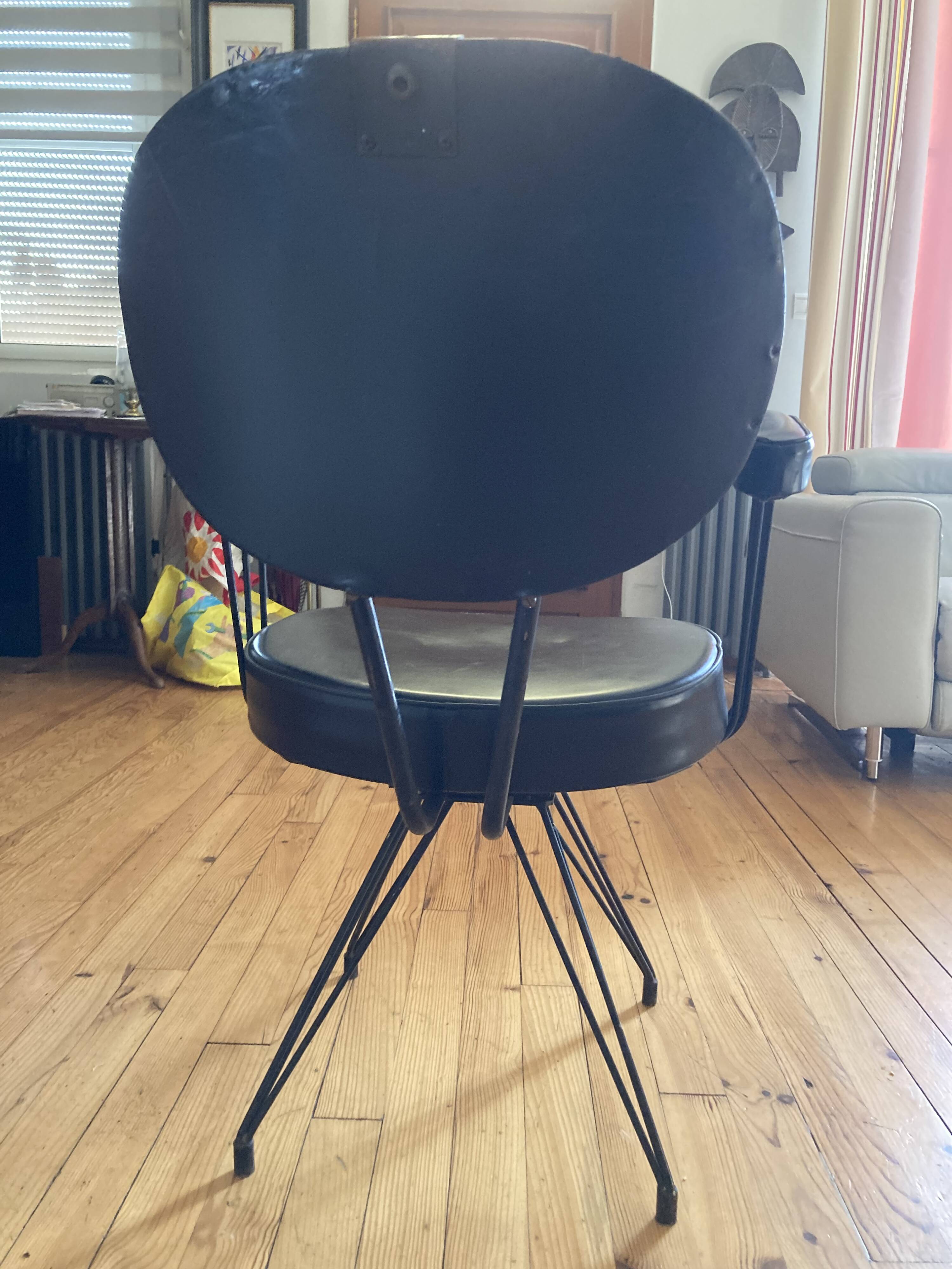 Very beautiful 1920s hairdresser's chair in excellent condition.