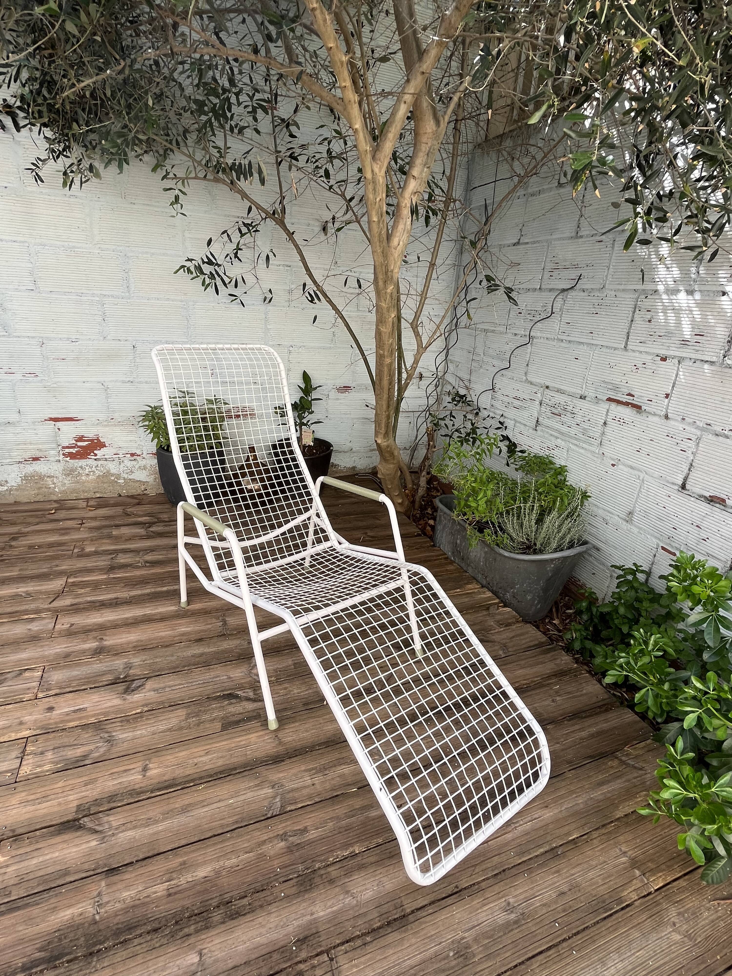 Vintage wired metal chaise longue