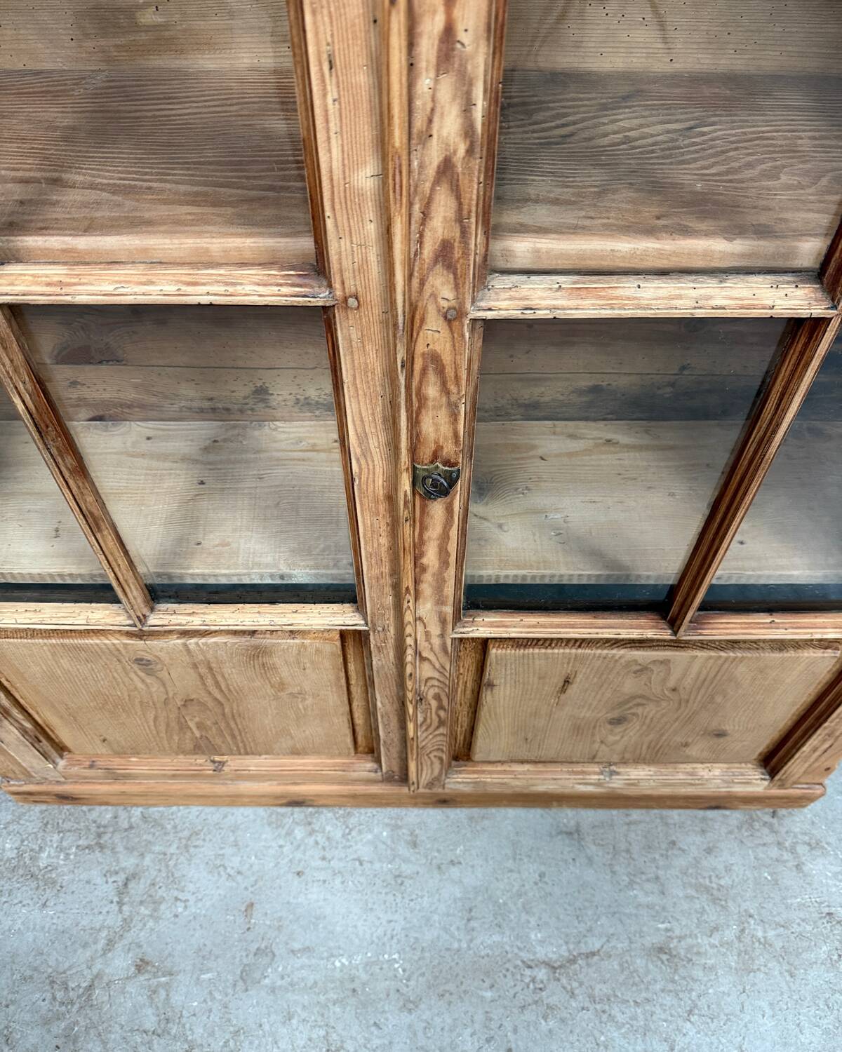 Chic display cabinet in pine (renovated)