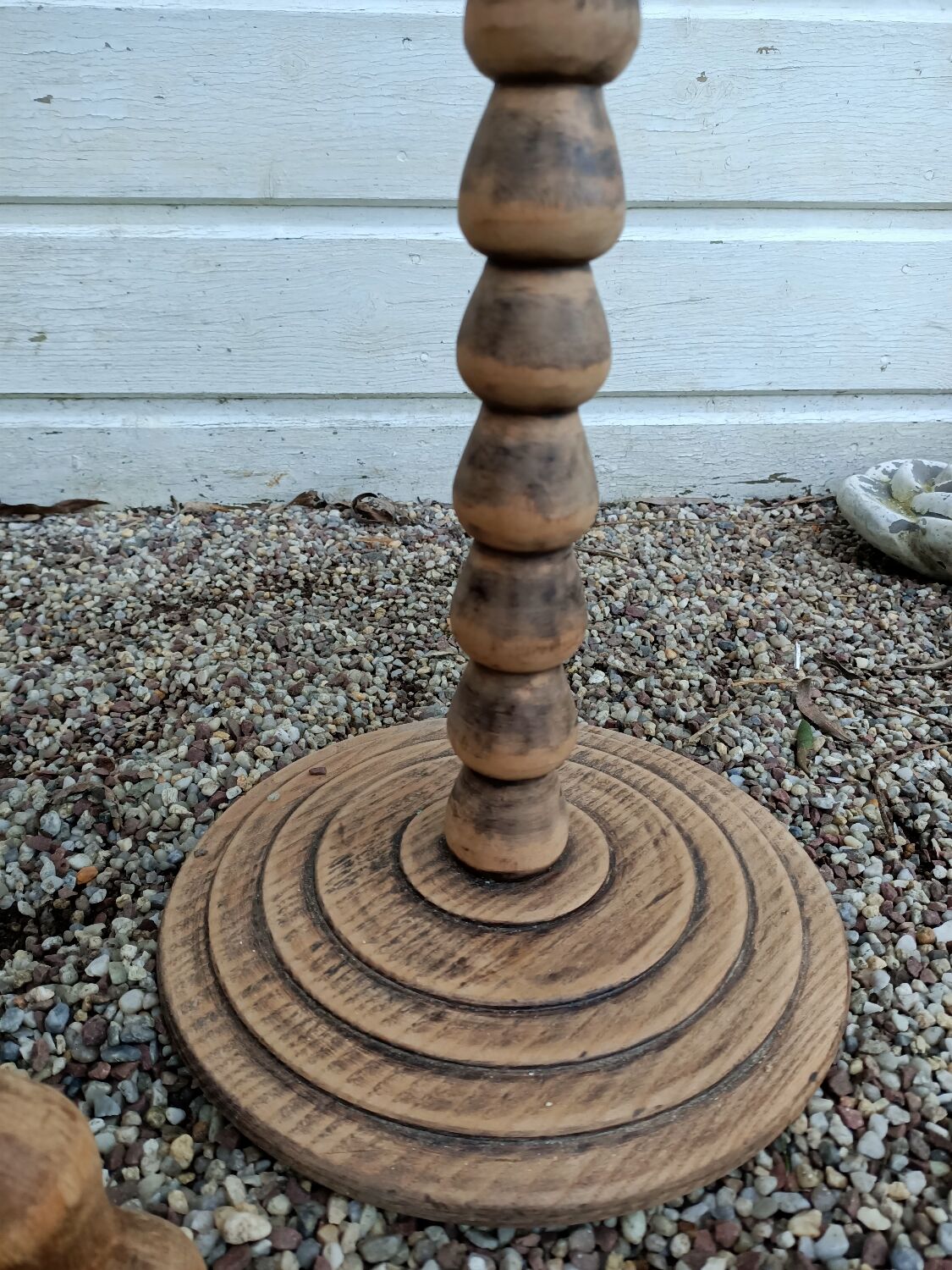 Peestal table and 2 tripod stools