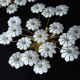 Paire de lampes de plafond en verre de Murano à fleurs blanches. Italie, années 1980.