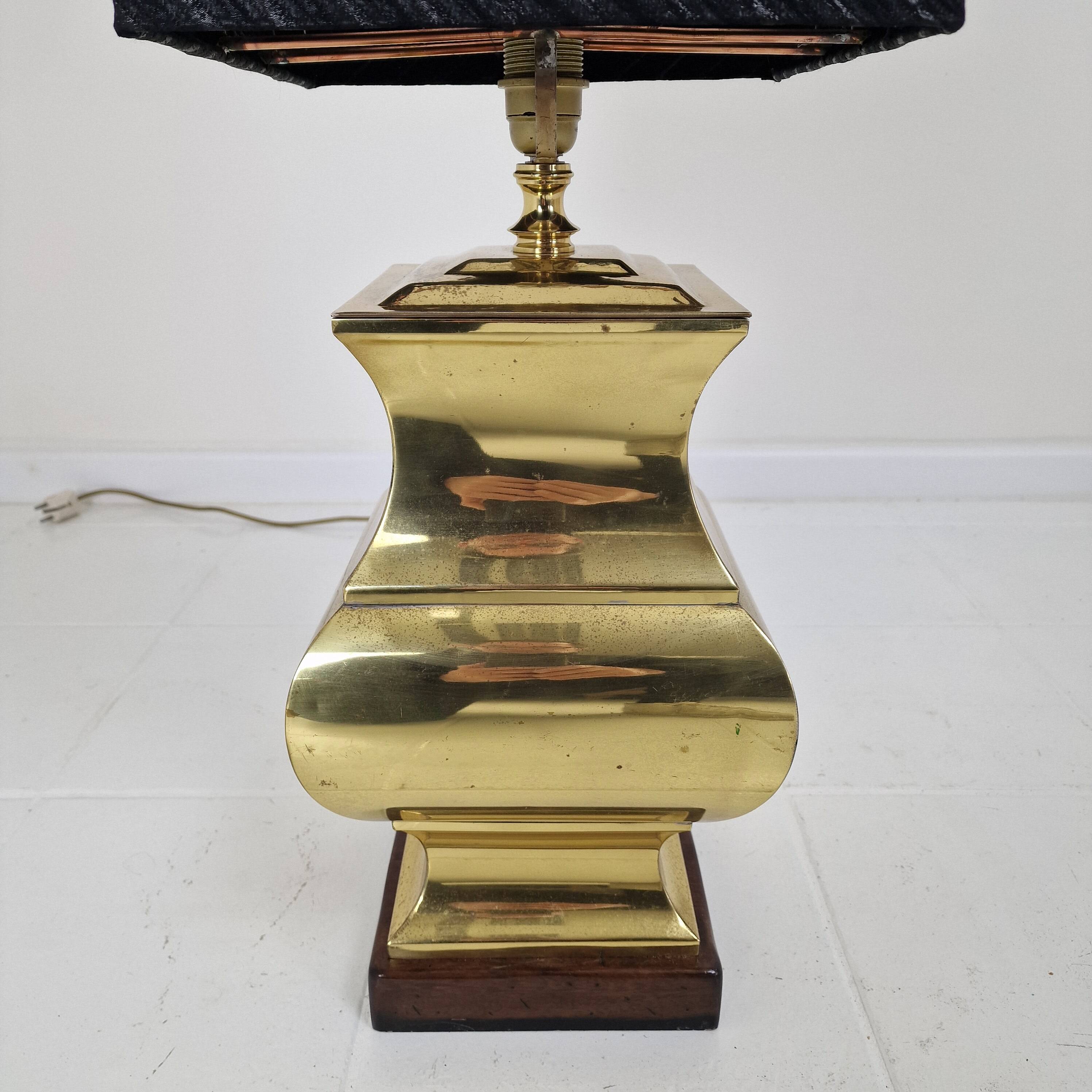 Paire de lampes de table de style Régence avec abat-jour noirs – Base en laiton et bois