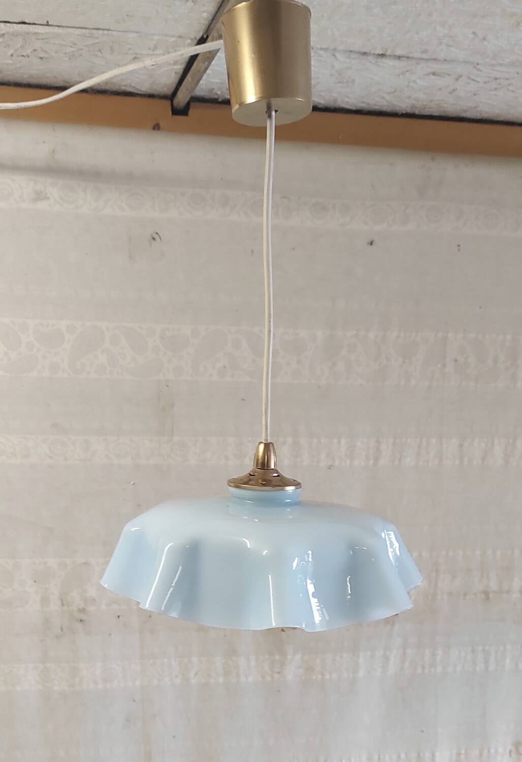 Suspension en verre opalin bleu ciel - mid.XXeme