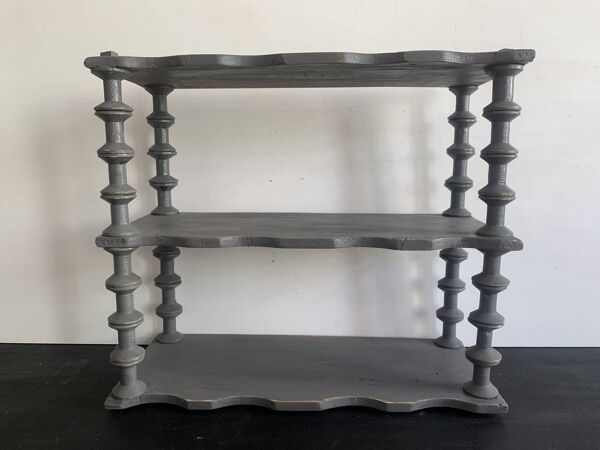 Étagère murale ancienne en bois gris – Modèle “bobine” vers 1910