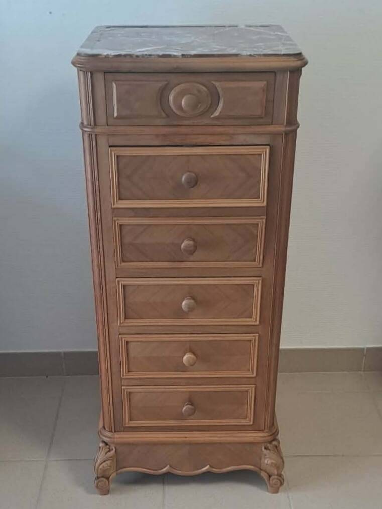 Oak chest of drawers